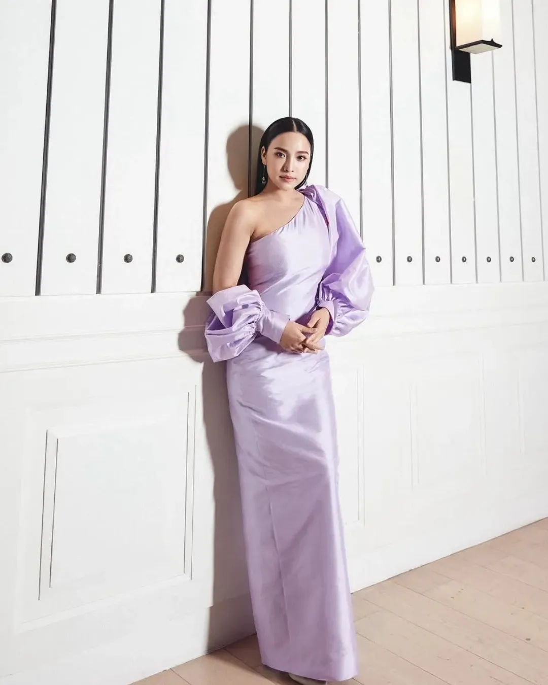 ไอเดีย ชุดไปงานแต่งกลางวัน “เดรสซาตินยาวเปิดไหล่ สีม่วงลาเวนเดอร์” ชุดไปงานแต่งกลางวัน “เดรสผ้าซาติน”