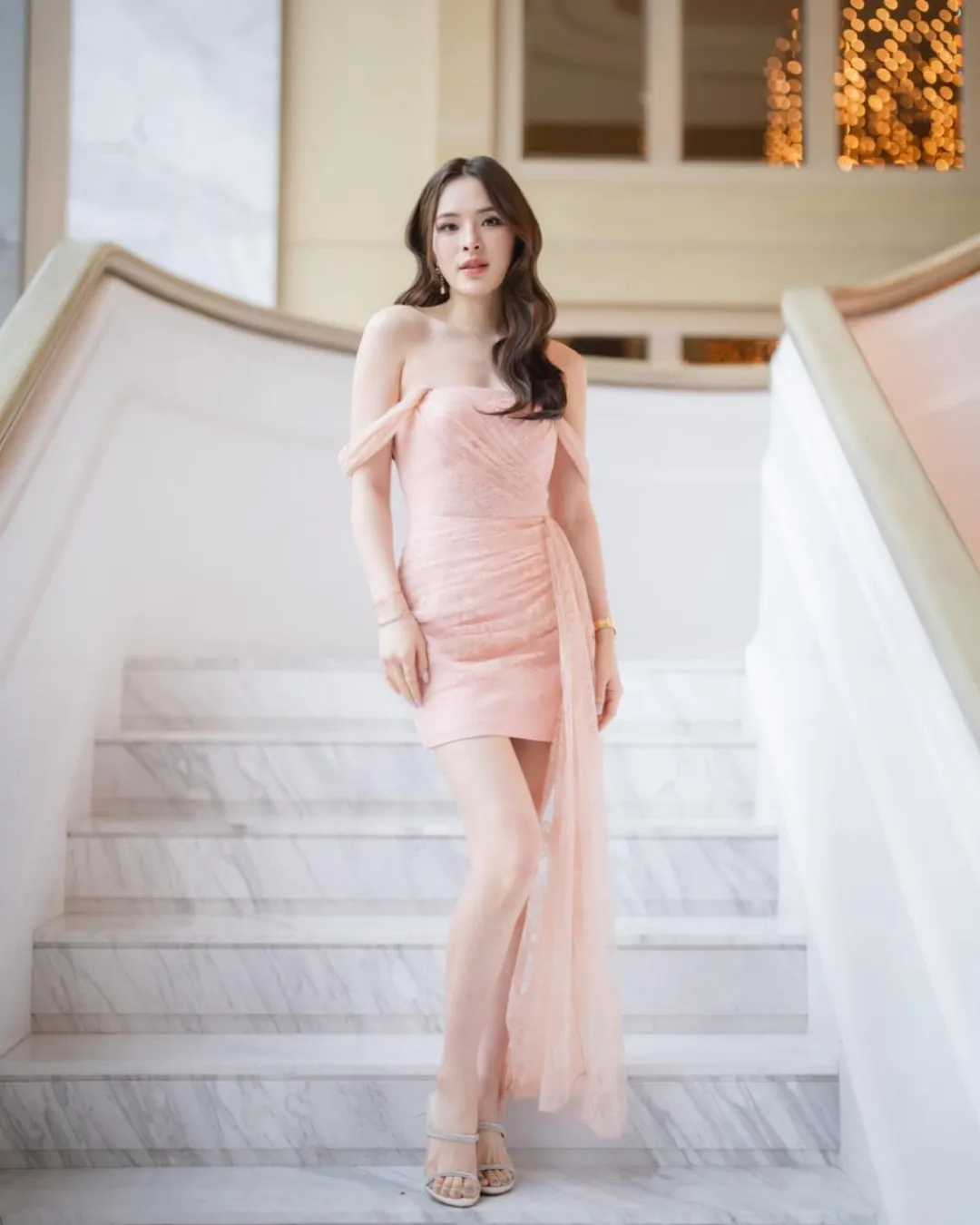 ไอเดีย ชุดไปงานแต่งกลางวัน “เดรสสั้นเปิดไหล่สีพีช” ชุดไปงานแต่งกลางวัน “เดรสลายดอก”