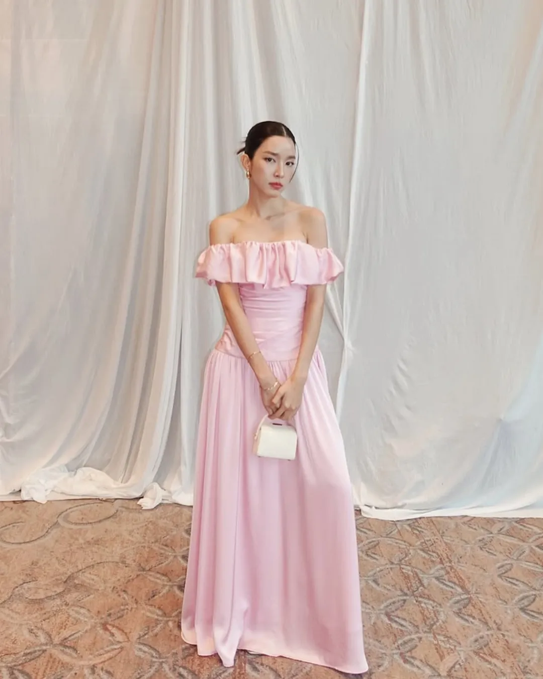 ไอเดีย ชุดไปงานแต่งกลางวัน “เดรสเปิดไหล่สีชมพูพาสเทล” ไอเดีย ชุดไปงานแต่งกลางวัน “เดรสยาวสีนู้ดอ่อนผ้าโปร่งเลเยอร์”