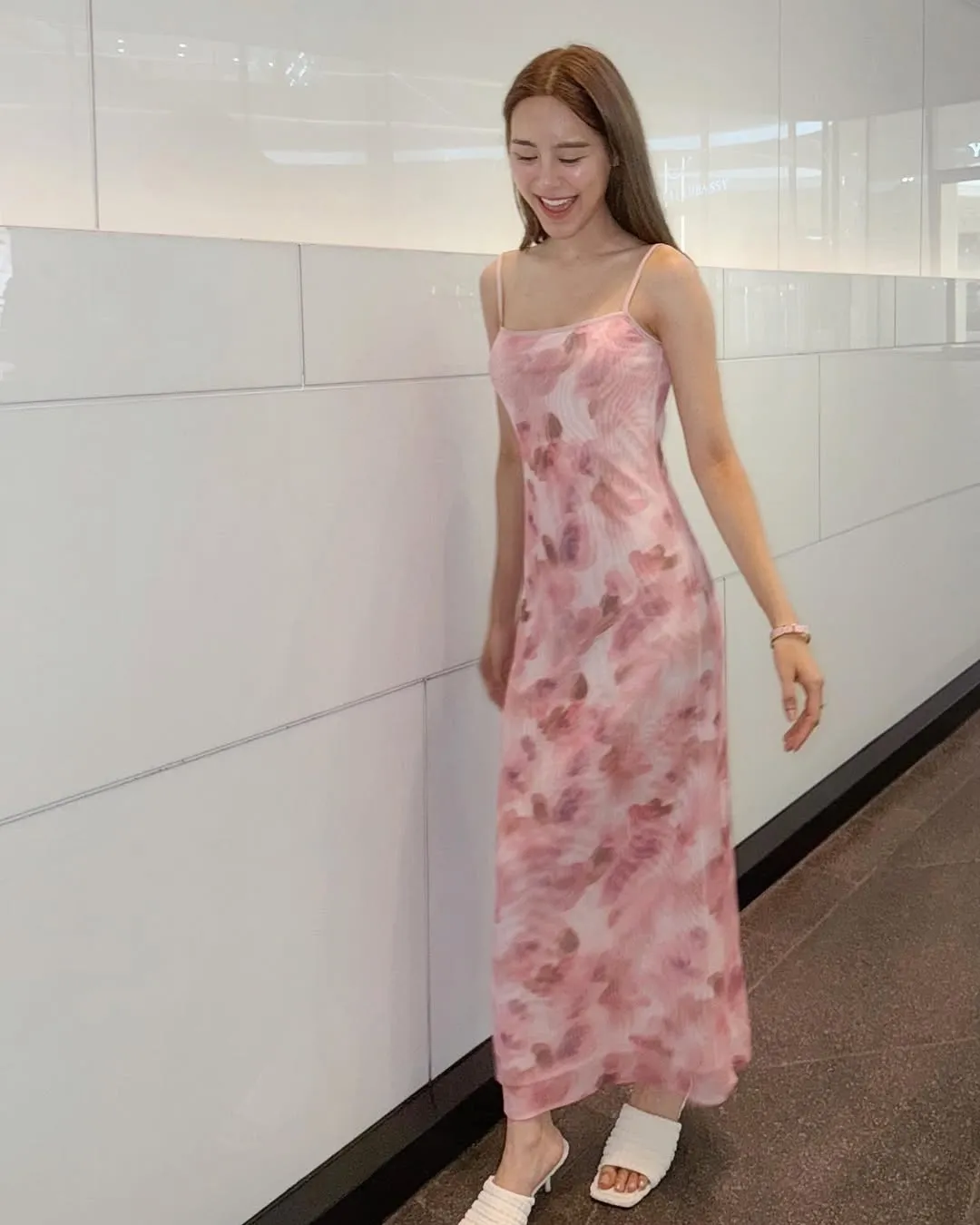 ไอเดีย ชุดไปงานแต่งกลางวัน “เดรสยาวสายเดี่ยวสีชมพูอ่อน” ไอเดีย ชุดไปงานแต่งกลางวัน “เดรสสั้นเข้ารูป ผ่าข้าง”