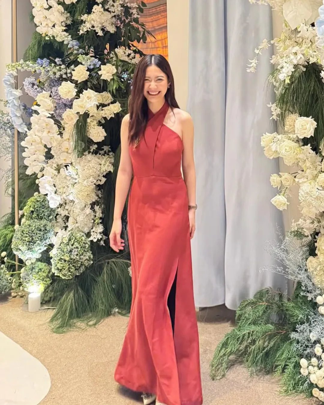 ไอเดีย ชุดไปงานแต่งกลางวัน “เดรสคล้องคอผ้าซาติน ผ่าสูง” ไอเดีย ชุดไปงานแต่งกลางวัน “เดรสลูกไม้ โบว์ผูกคอ”