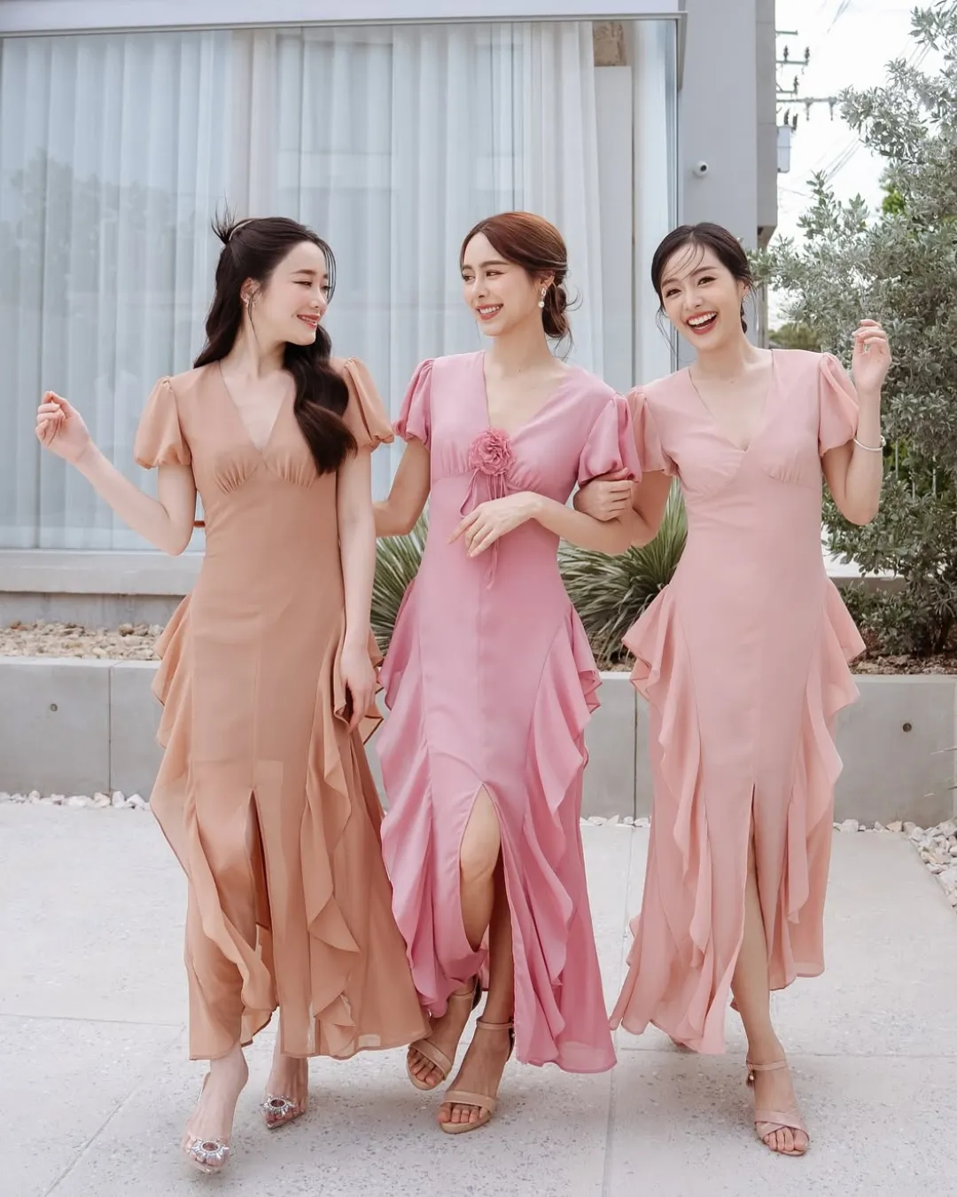 ไอเดีย ชุดเพื่อนเจ้าสาว “ชุดเดรสผ้าพริ้ว” ไอเดีย ชุดเพื่อนเจ้าสาว เดรสโทนชมพูบานเย็น