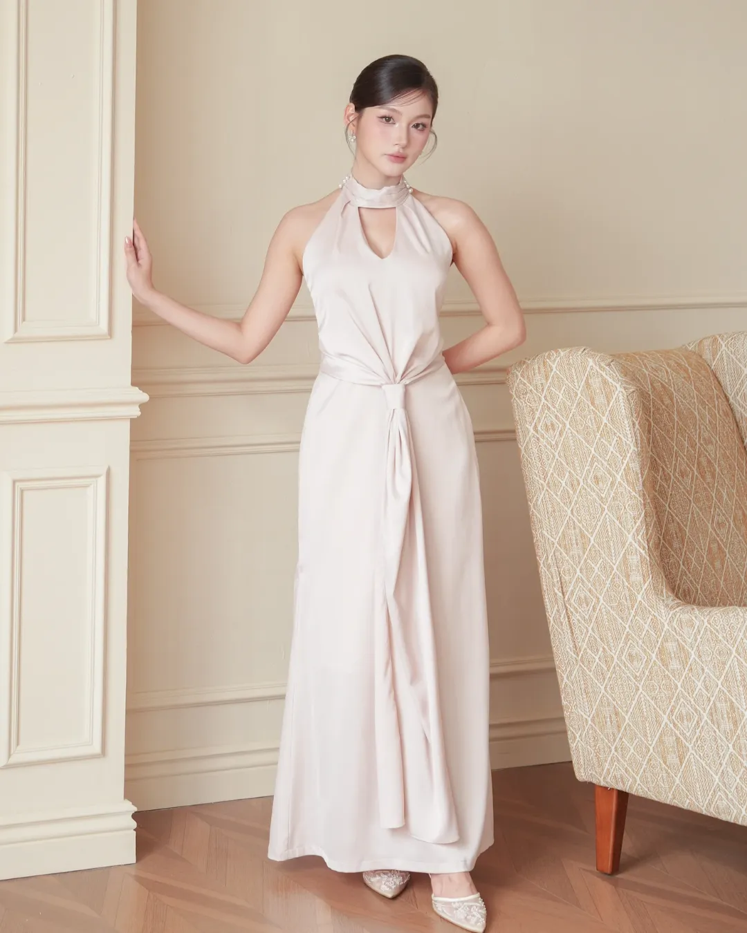 ไอเดีย ชุดไปงานแต่งกลางวัน “เดรสยาว Cleo Tie-Waist Dress สีเบจ” ไอเดีย ชุดไปงานแต่งกลางวัน “เดรสยาวแขนกุด ลายใบไม้โทนเขียว”