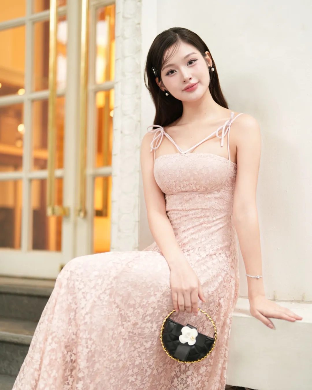 ไอเดียแต่งตัวไปงานแต่ง “เดรสสายเดี่ยว ลายลูกไม้” ชุดไปงานแต่งกลางวัน “เดรสสายเดี่ยวลายลูกไม้”