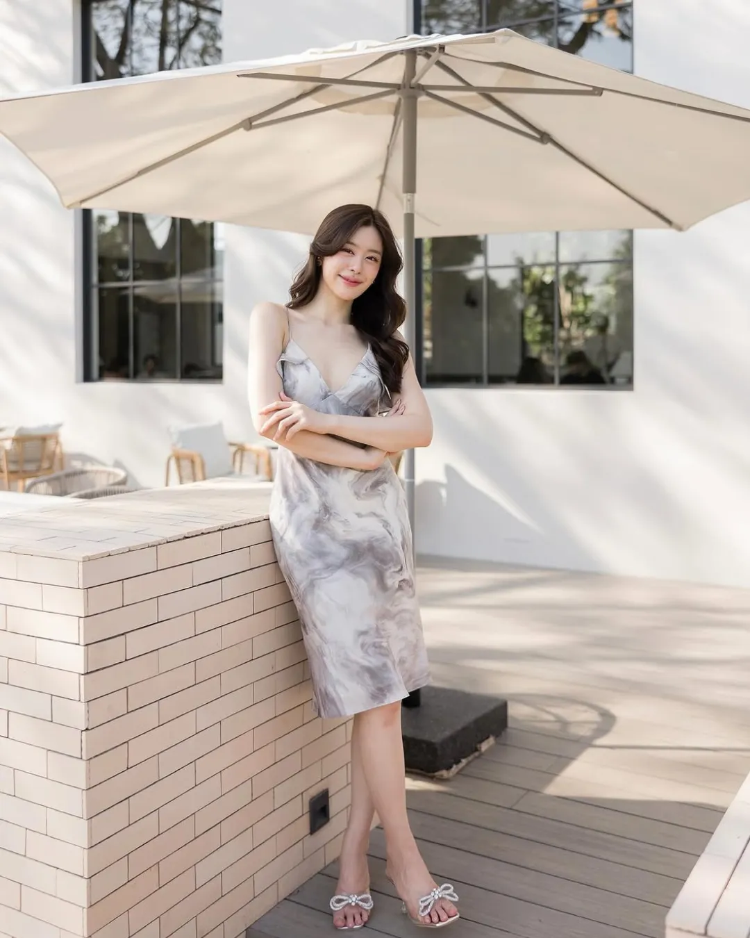 ไอเดียแต่งตัวไปงานแต่ง “เดรสสั้นสายเดี่ยวลายหินอ่อน” ไอเดีย ชุดไปงานแต่งกลางวัน “เดรสสายเดี่ยวข้างเดียว ผูกเอว”