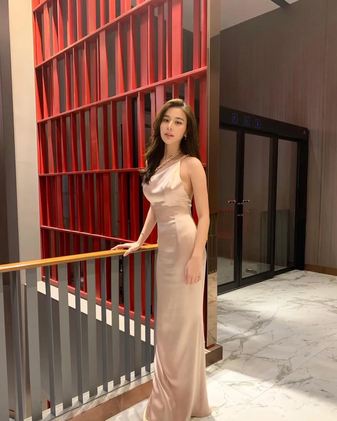ไอเดียแต่งตัวไปงานแต่ง “เดรสยาวคล้องคอ โซ่ทอง” ไอเดีย ชุดไปงานแต่งกลางวัน เดรสลายดอกไม้สายเดี่ยวสีเบจ