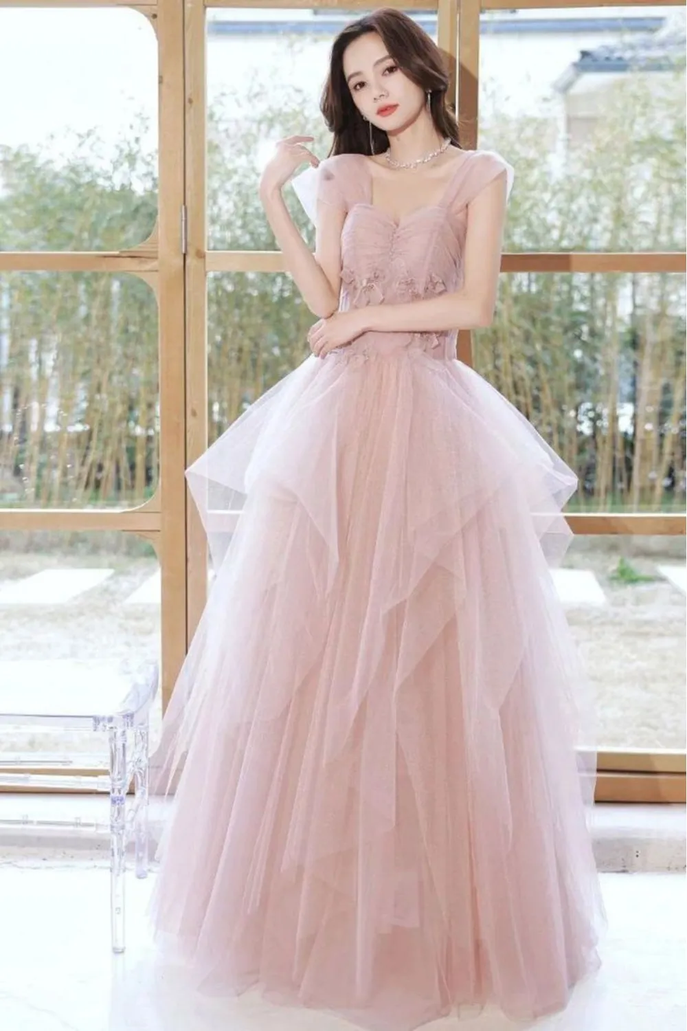 ไอเดีย ชุดไปงานแต่งกลางวัน “เดรสยาวสีนู้ดอ่อนผ้าโปร่งเลเยอร์”
