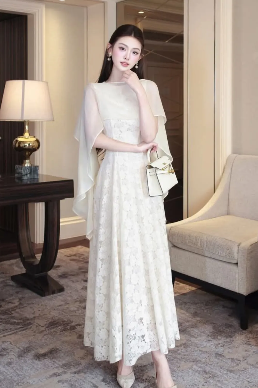 ไอเดีย ชุดราตรียาว เรียบหรู ดูแพง “เดรสลูกไม้สีขาว แต่งเคปผ้าชีฟอง”