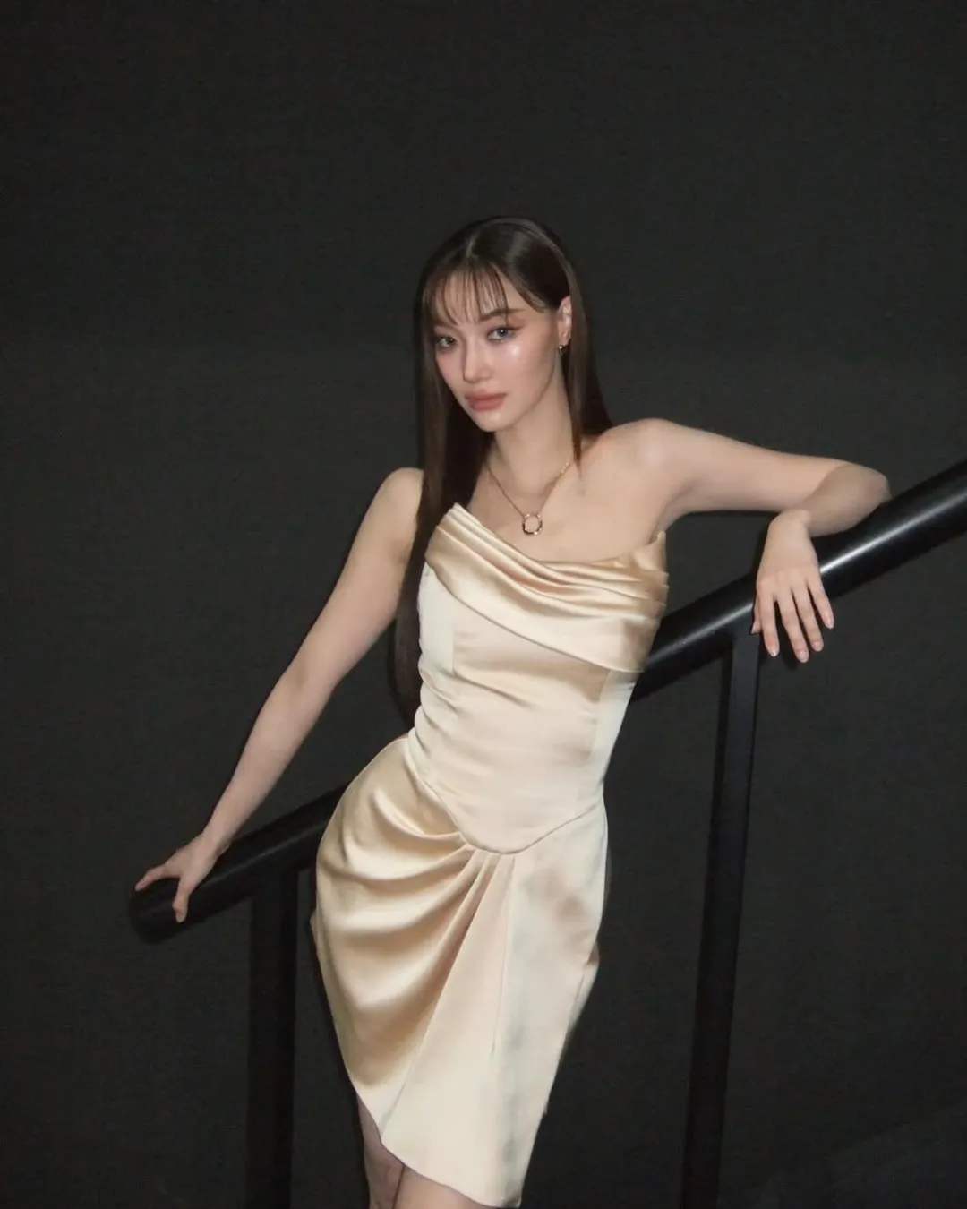 ไอเดีย ชุดราตรีสั้น เรียบหรู ดูแพง “เดรสผ้าซาตินครีม ทรงปาดไหล่” ไอเดีย ชุดราตรีสั้น เรียบหรู ดูแพง “เดรสผ้าซาตินครีม ทรงปาดไหล่”