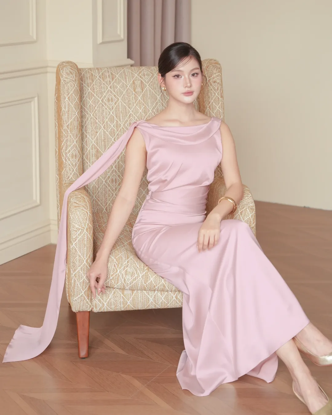 ไอเดียแต่งตัวไปงานแต่ง “เดรสซาตินยาว คอปาดสีชมพู” ชุดไปงานแต่งกลางวัน “เดรสหวานเรียบร้อย”