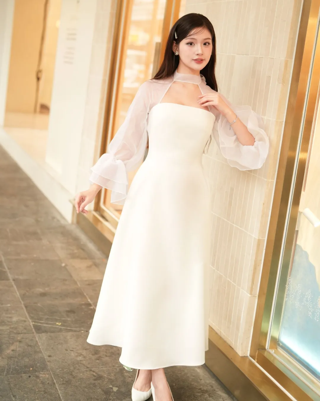 ไอเดีย ชุดออกงานกลางคืน เรียบหรู “เดรสยาวสีขาว แขนซีทรู” ไอเดีย ชุดออกงานกลางคืน เรียบหรู “เดรสยาวสีขาว แขนซีทรู”