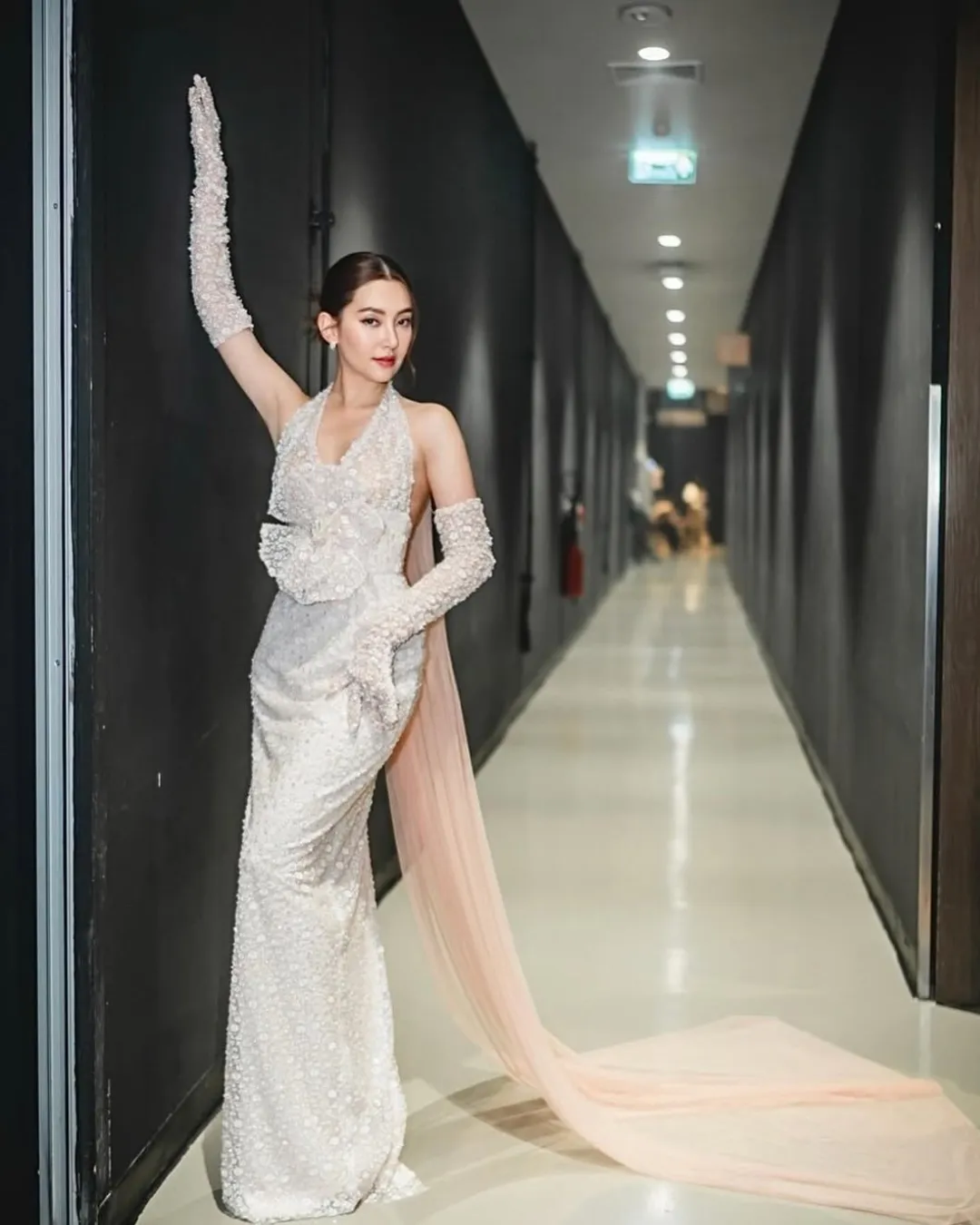 ไอเดีย ชุดออกงานกลางคืน เรียบหรู “เดรสยาวคล้องคอ ประดับกลิตเตอร์” ไอเดีย ชุดออกงานกลางคืน เรียบหรู “เดรสยาวคล้องคอ ประดับกลิตเตอร์”