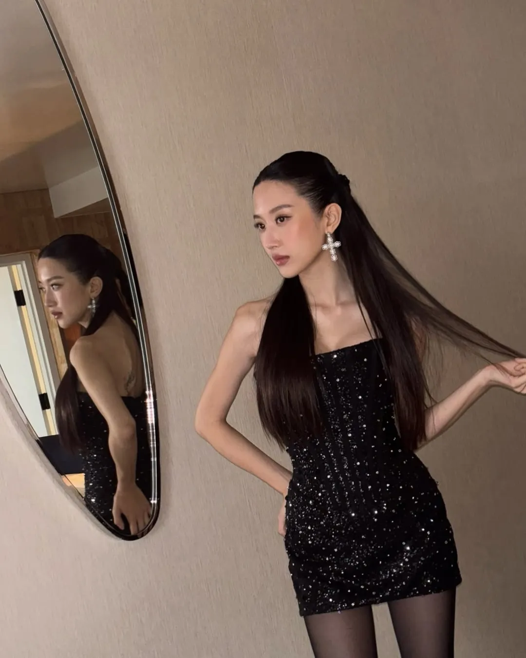 ไอเดีย ชุดออกงานกลางคืน เรียบหรู “เดรสเกาะอกสั้นสีดำเลื่อม” ไอเดีย ชุดออกงานกลางคืน เรียบหรู “เดรสเกาะอกสั้นสีดำเลื่อม”