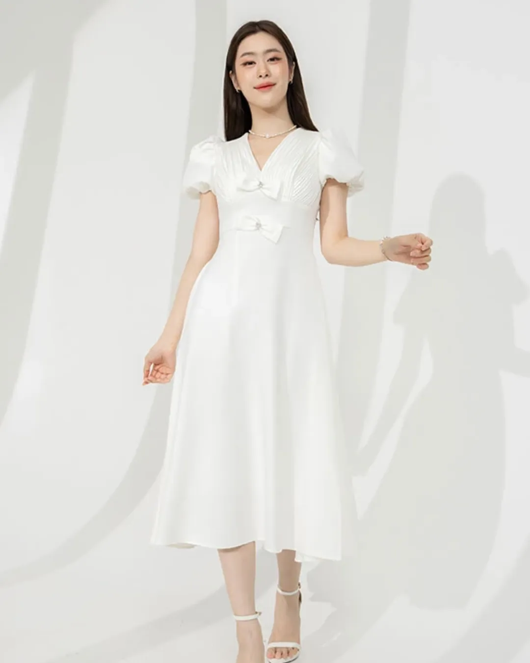 ไอเดีย ชุดไปงานแต่งกลางวัน “เดรสยาวพรีทเปิดไหล่ขวา สีฟ้าอ่อน”