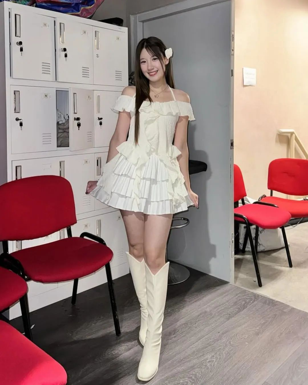 ไอเดีย ชุดไปงานแต่งกลางวัน “เดรสยาวสีนู้ดอ่อนผ้าโปร่งเลเยอร์”
