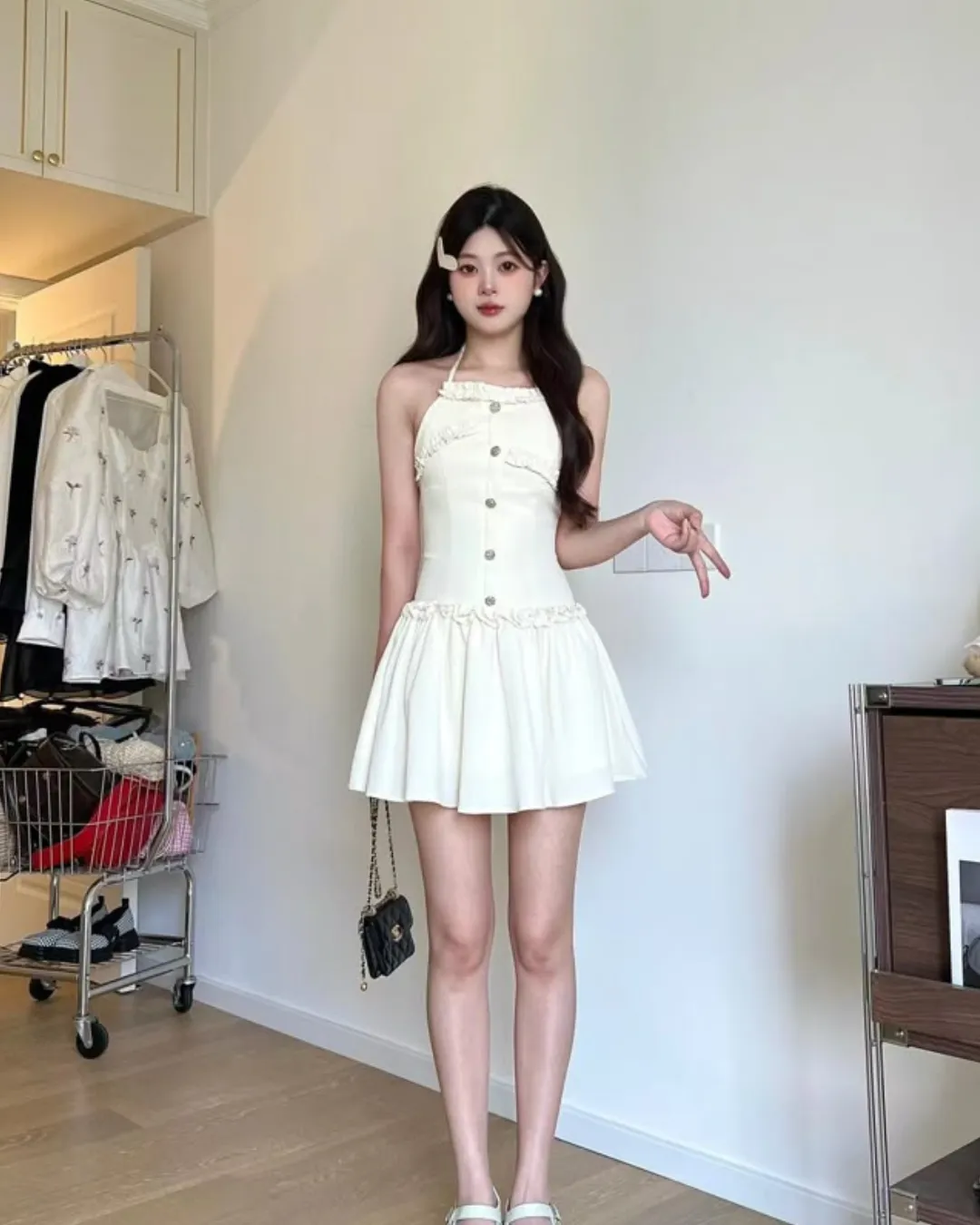 ไอเดีย เดรสสีขาวมินิมอล “เดรสสั้นคล้องคอ ดีเทลลกระดุมหน้า”