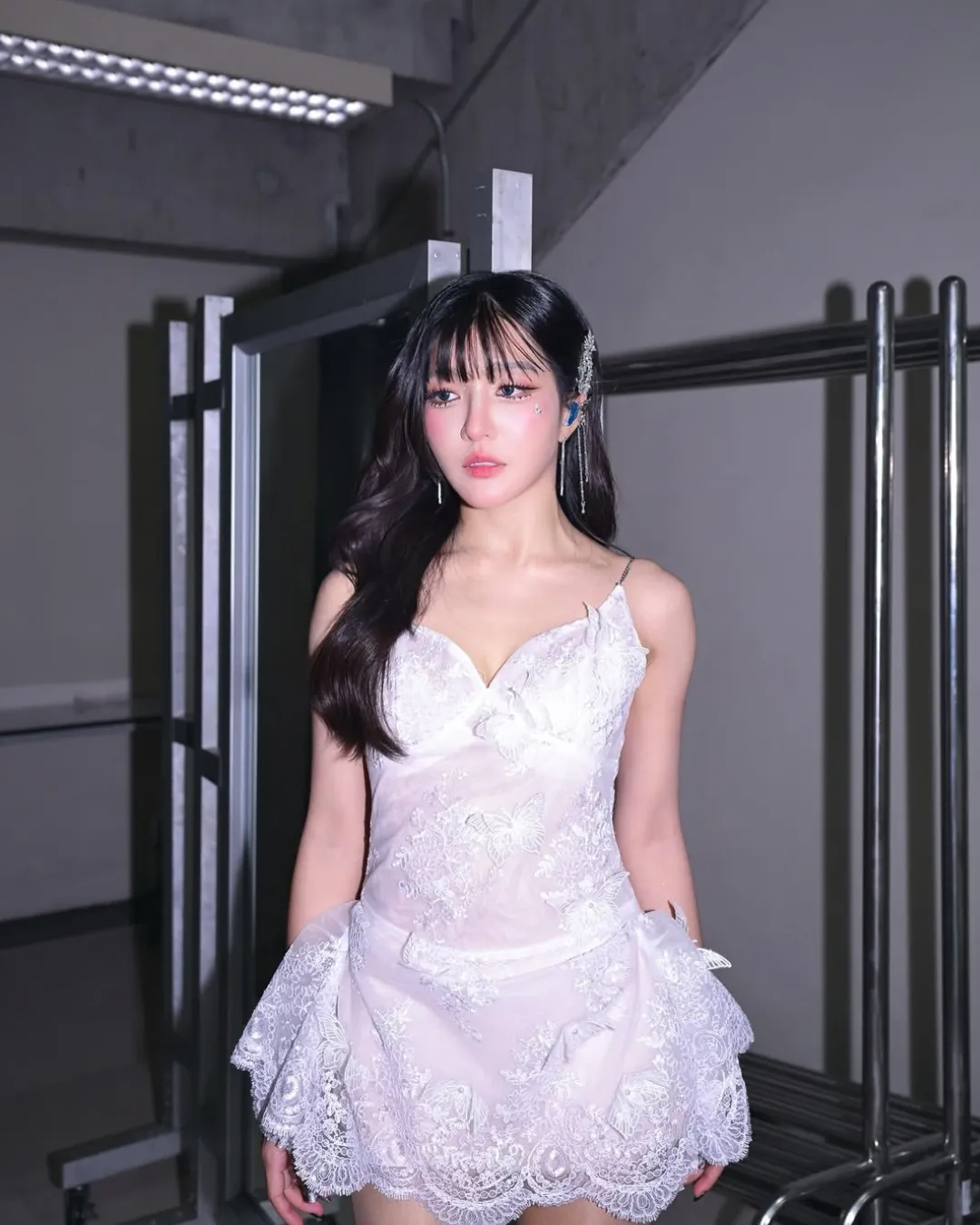 ไอเดีย ชุดไปงานแต่งกลางวัน “เดรสสั้นเข้ารูป ผ่าข้าง”