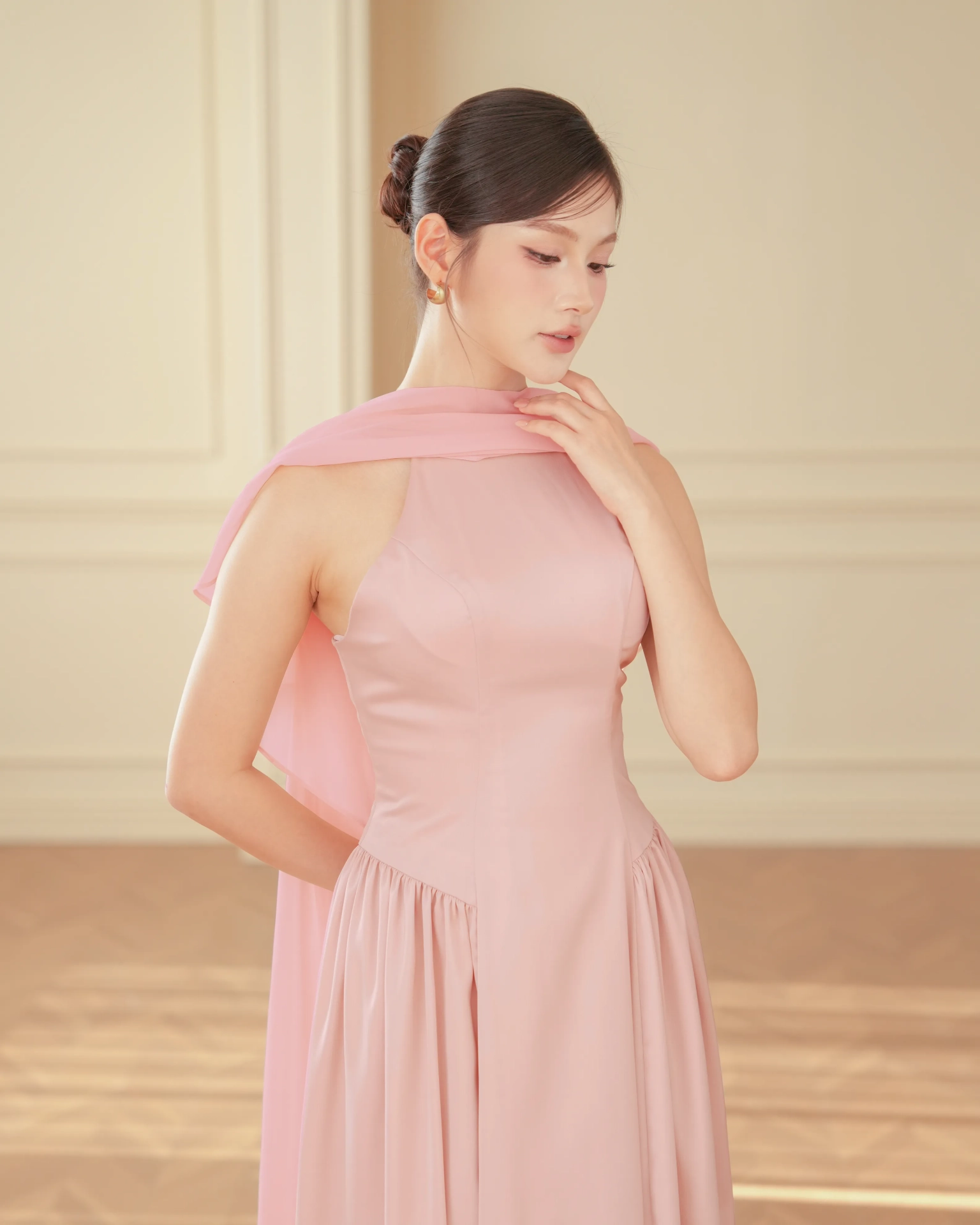 ชุดราตรี ชุดเดรสออกงาน สีชมพู | Elise Cape Maxi Dress