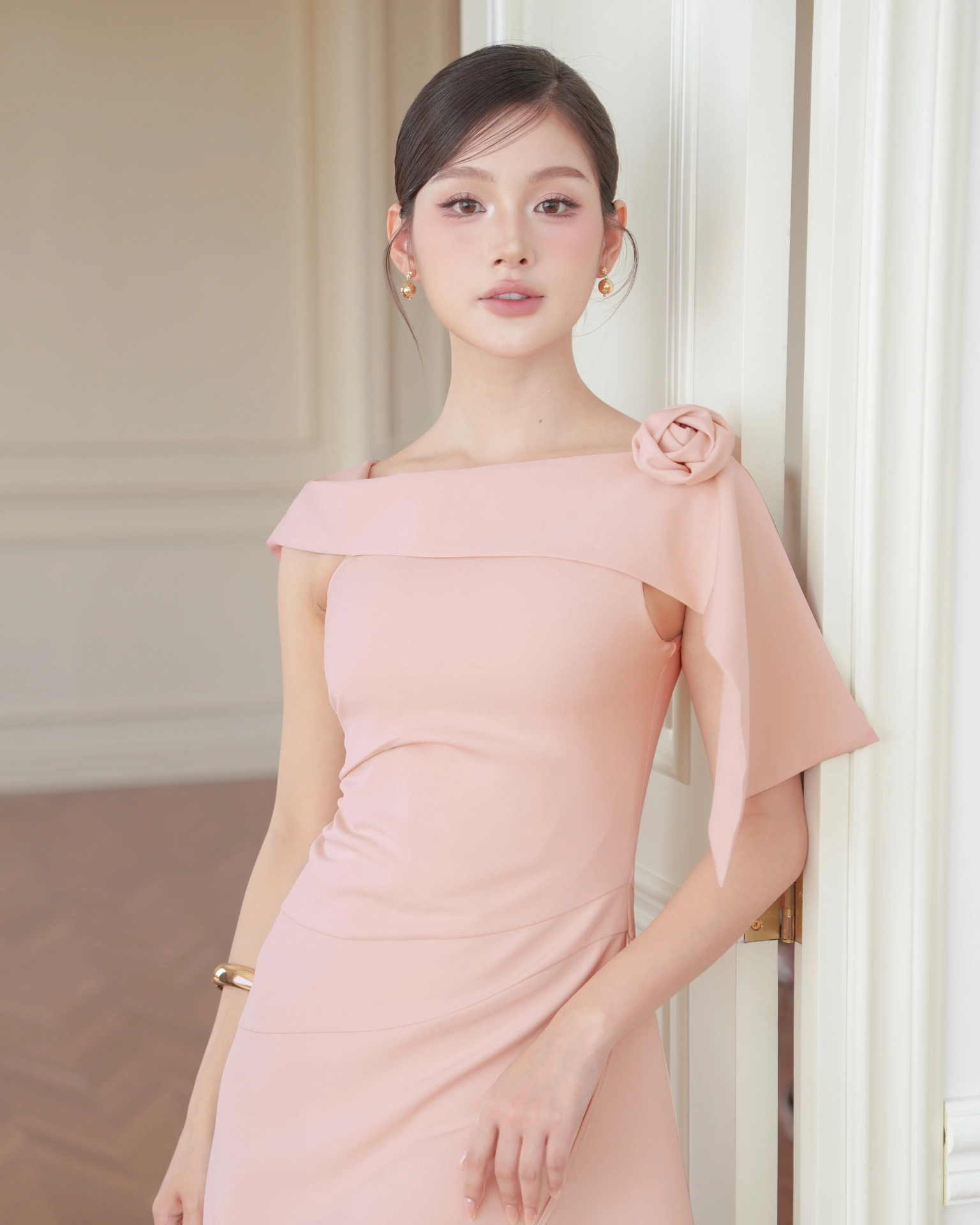 (Pre-Order) ชุดราตรี ชุดเดรสออกงาน สีชมพู | Lyra Off-Shoulder Draped Dress