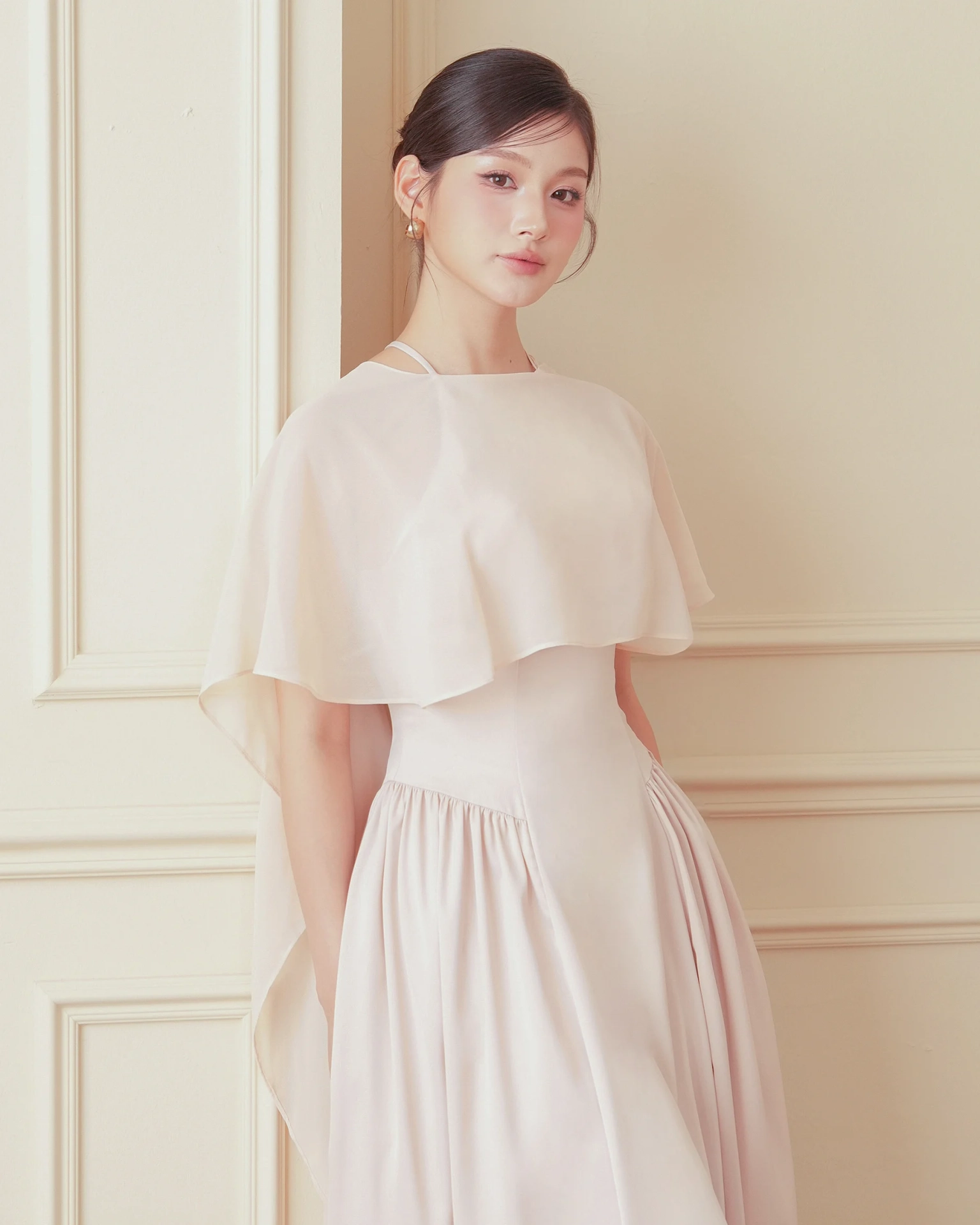 ชุดราตรี ชุดเดรสออกงาน สีทอง (สีเบจ) | Elise Cape Maxi Dress