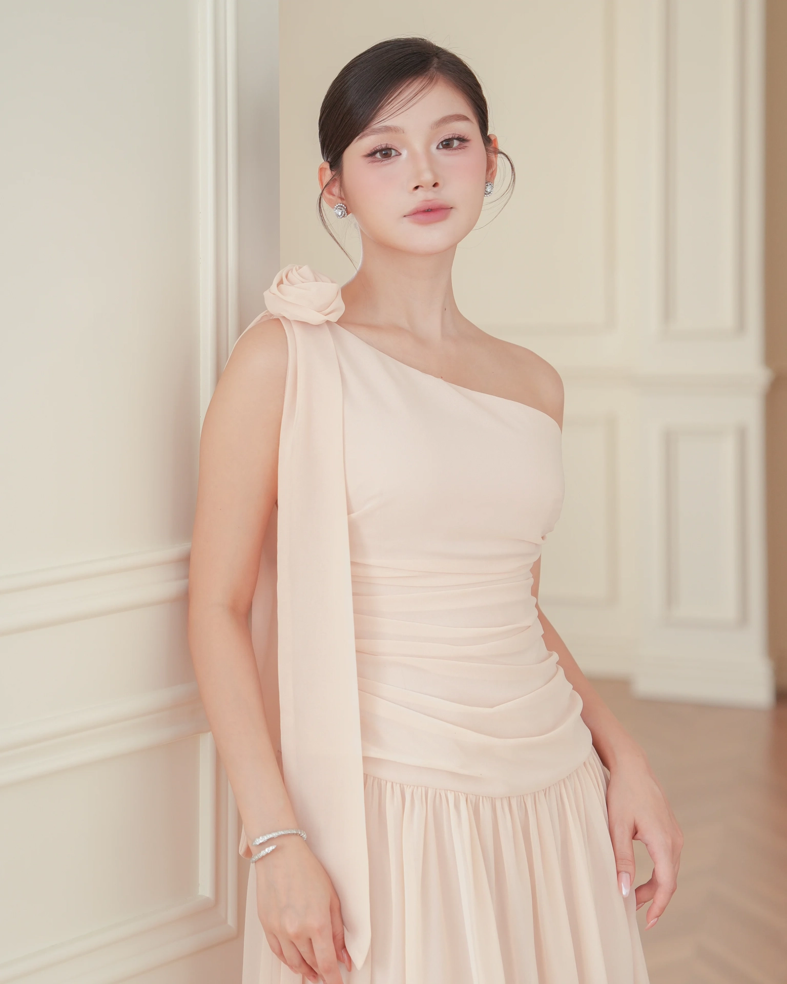 ชุดราตรี ชุดเดรสออกงาน สีทอง (สีเบจ) | Helen One Shoulder Draped Dress