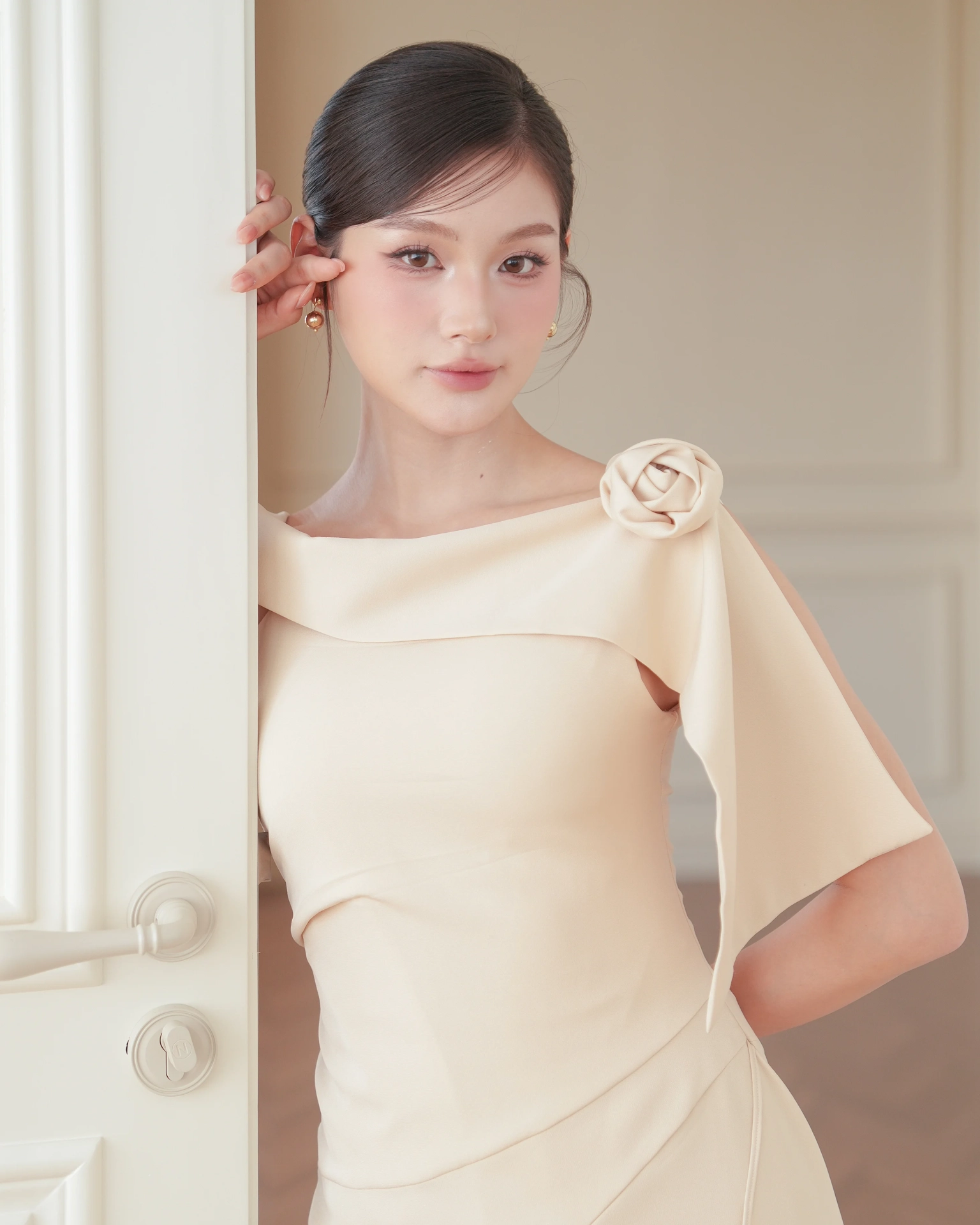 (Pre-Order) ชุดราตรี ชุดเดรสออกงาน สีทอง สีเบจ | Lyra Off-Shoulder Draped Dress
