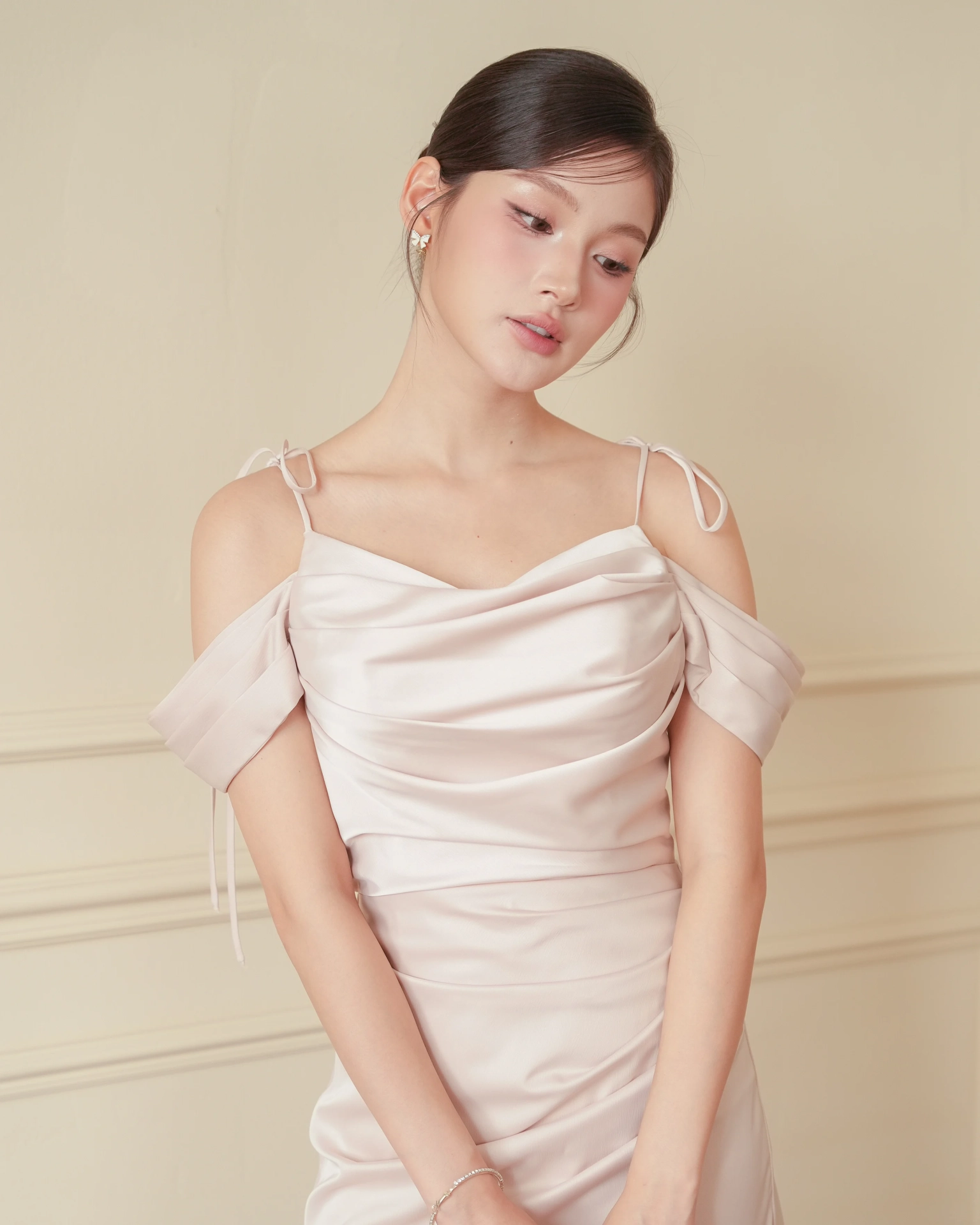 ชุดราตรี ชุดเดรสออกงาน สีทอง (สีเบจ) | Mina Draped Off-Shoulder Dress