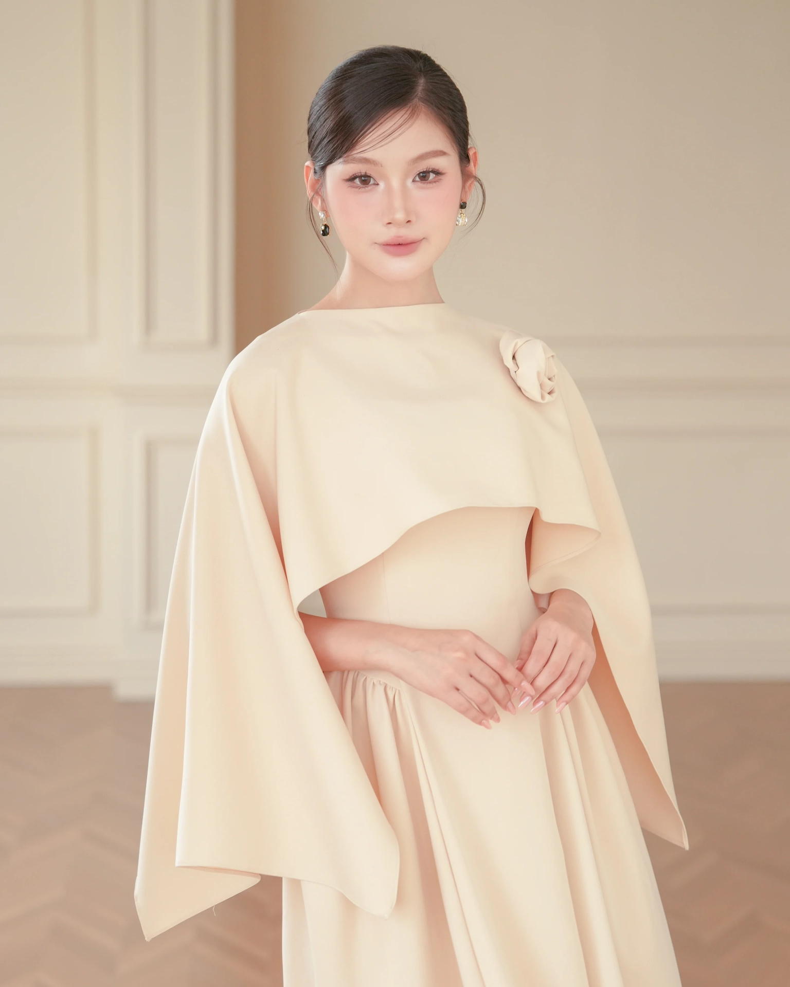 (Pre-Order) ชุดราตรี ชุดเดรสออกงาน สีทอง (สีเบจ) | Siena Cape Dress Set