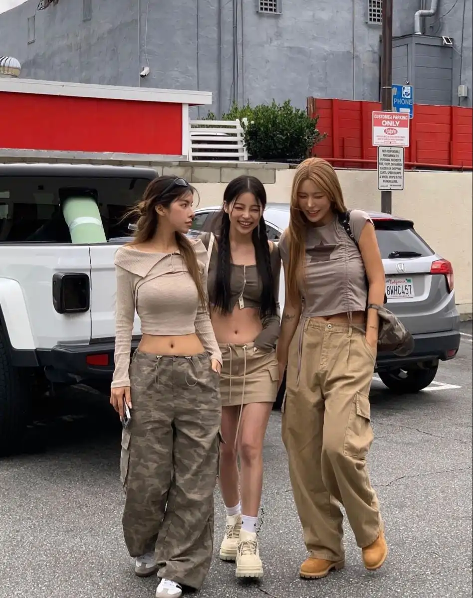 แต่งตัวคุมโทน ลุคมินิมอลโมโนโครม (Minimal Monochrome) โดยใช้สีหลักเป็น เทา ครีม เบจ