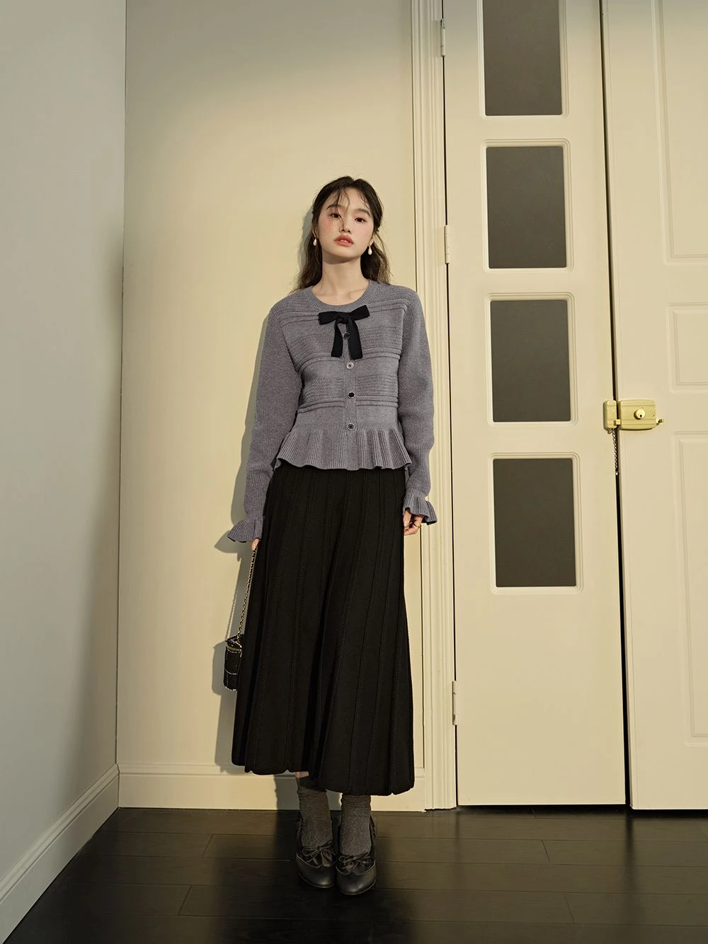 ลุคโมเดิร์น เสื้อแขนยาวสีเทา+กระโปรงยาวสีดำ
