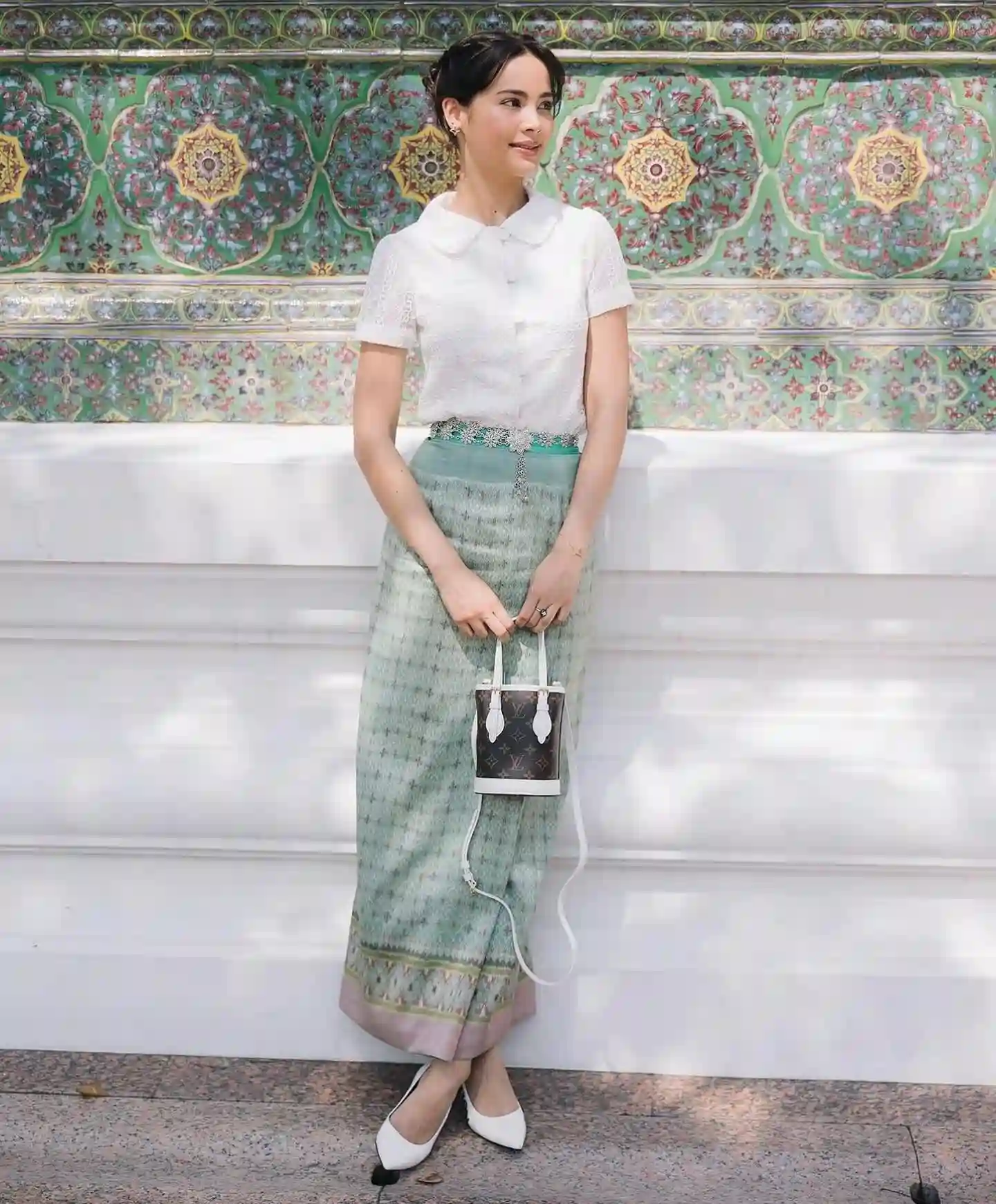 เสื้อคอบัวสีขาวกับผ้าซิ่นสีพาสเทล