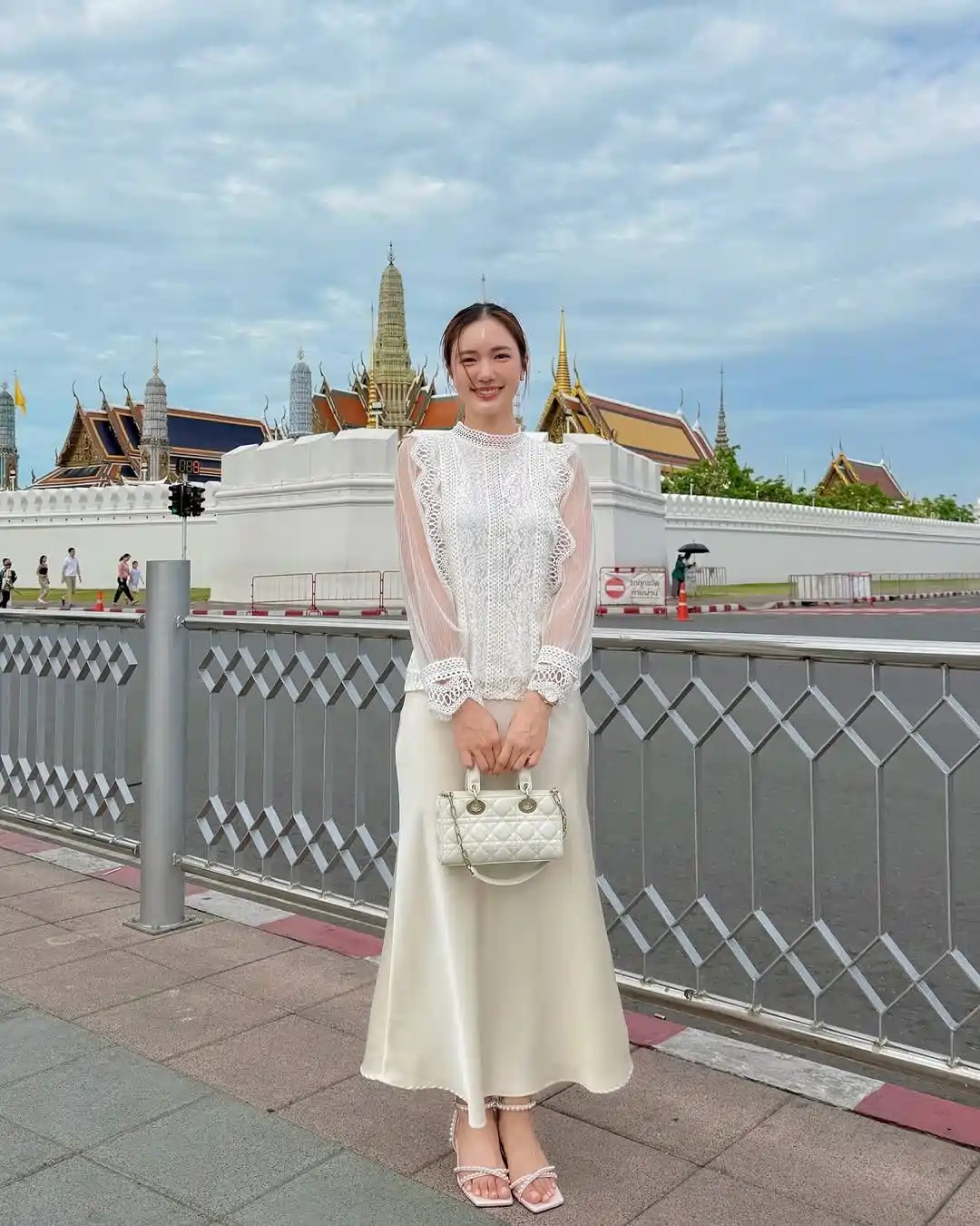 เสื้อลูกไม้กับกระโปรงผ้าซาติน