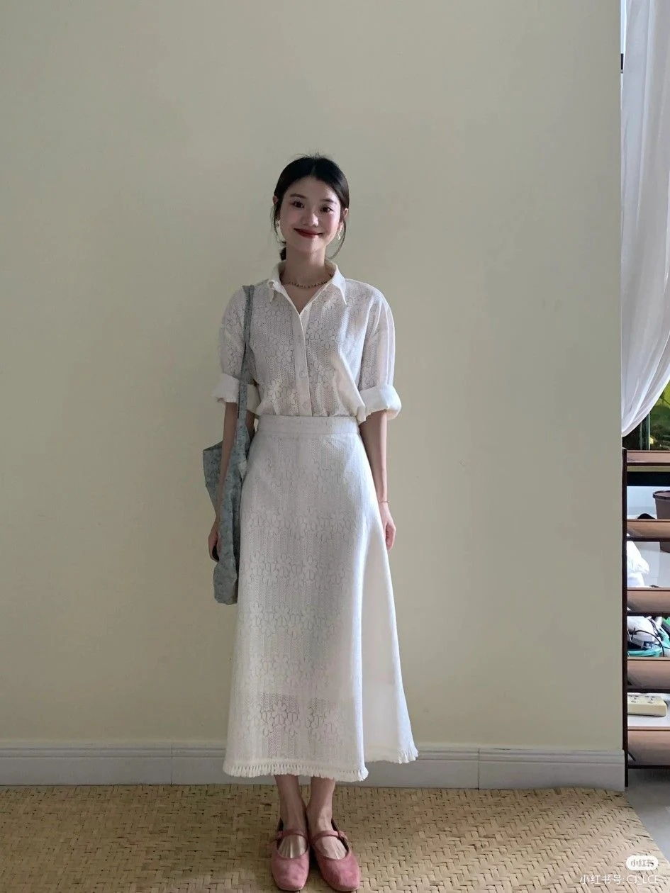 เสื้อเชิ้ตสีขาวกับกระโปรงพลิ้ว ๆ