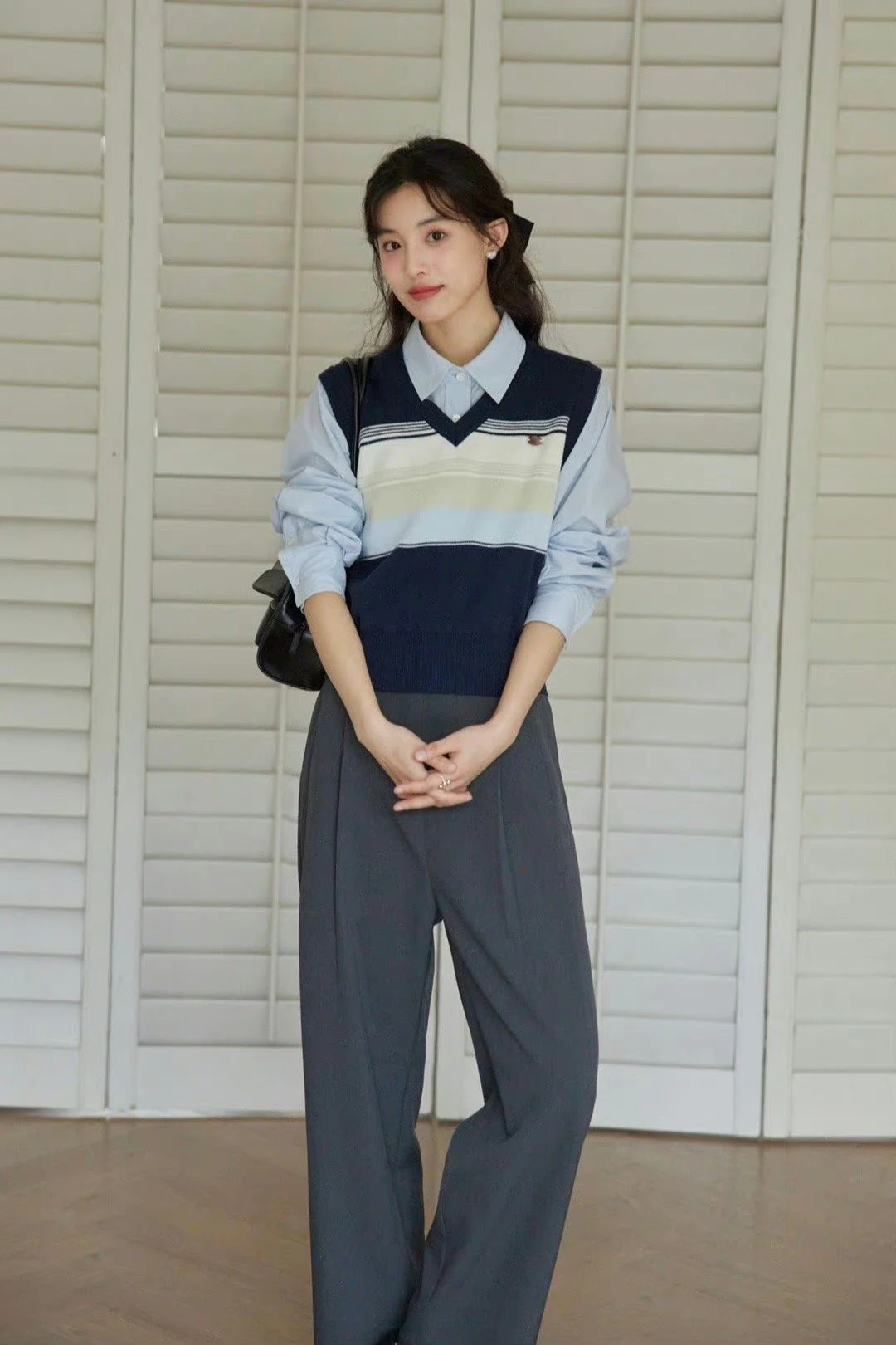 เสื้อกั๊กไหมพรมกับเสื้อเชิ้ต