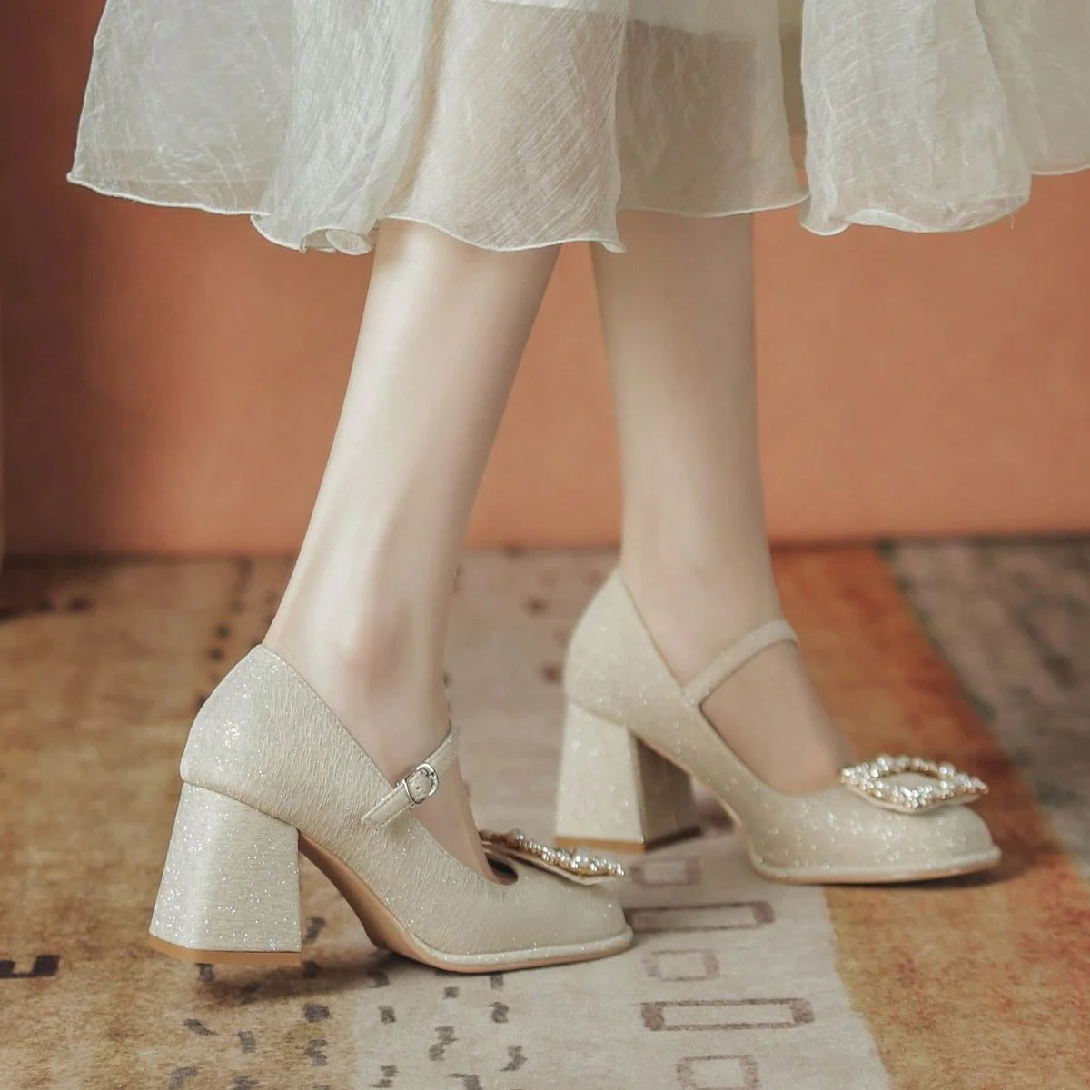 รองเท้าส้นตึก (Platform Heels)