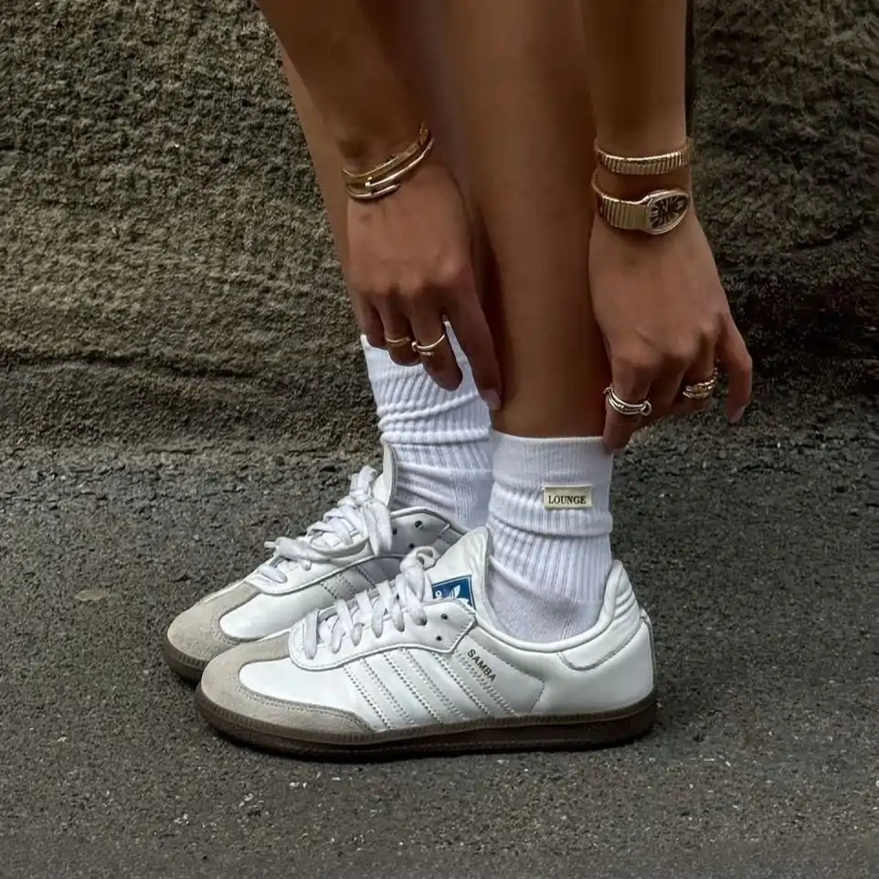 รองเท้าผ้าใบสีขาว (White Sneakers)