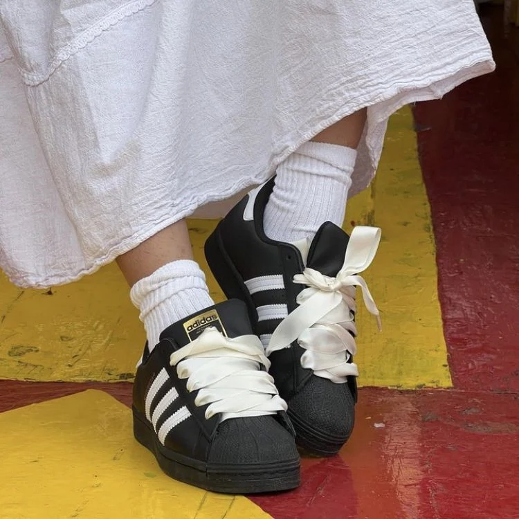 รองเท้าผ้าใบสีดำ (Black Sneakers)