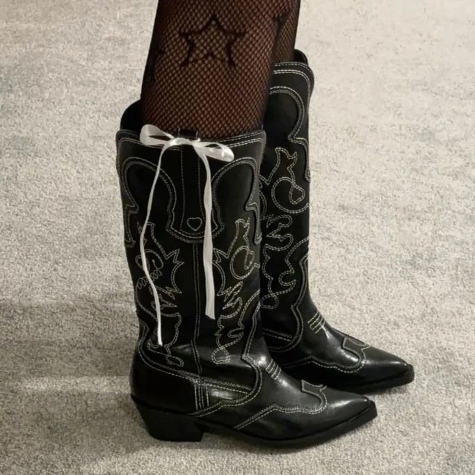 รองเท้าบูทคาวบอย (Cowboy Boots)