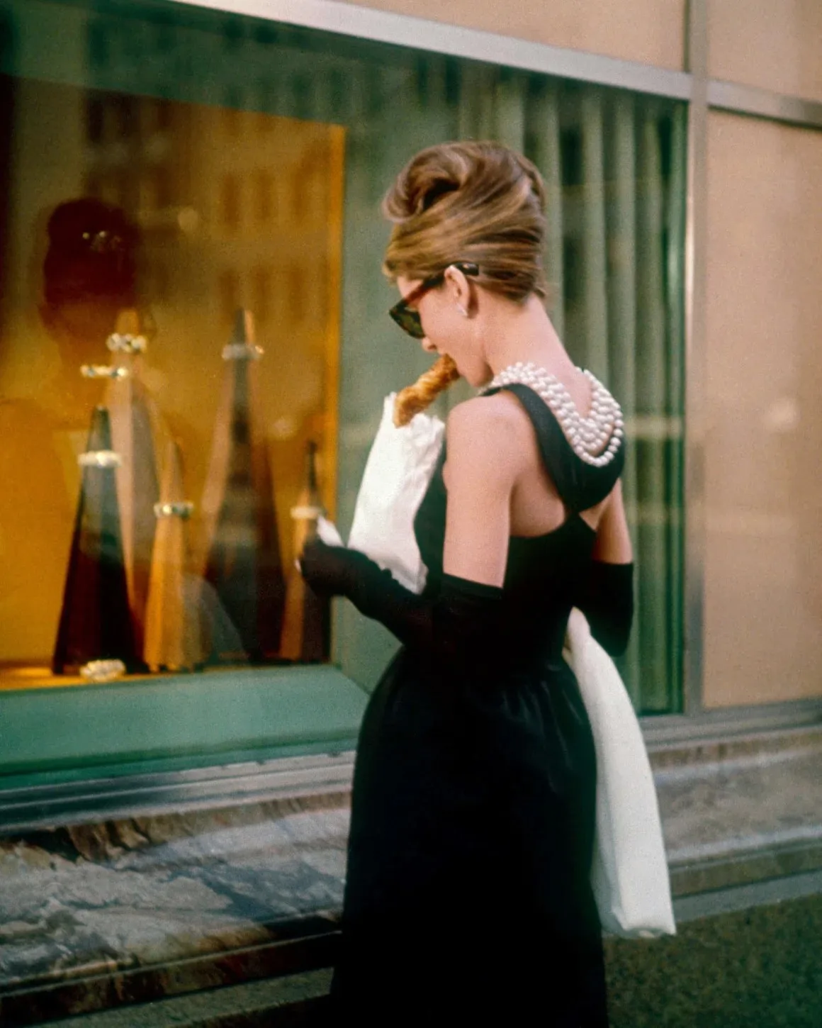 Little Black Dress Audrey Hepburn สวมในบทบาท Holly Golightly ในภาพยนตร์เรื่อง Breakfast at Tiffany's