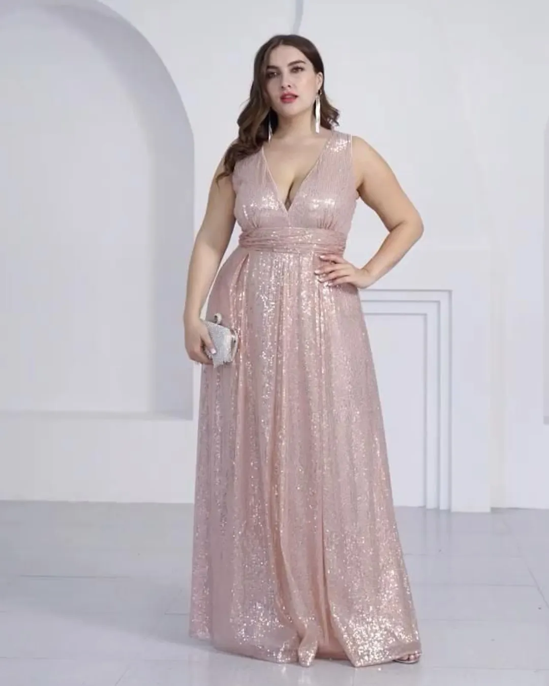 ไอเดีย ชุดราตรีคนอ้วน "เดรสผ้าเลื่อมสีชมพูอ่อน คอวีลึก"
