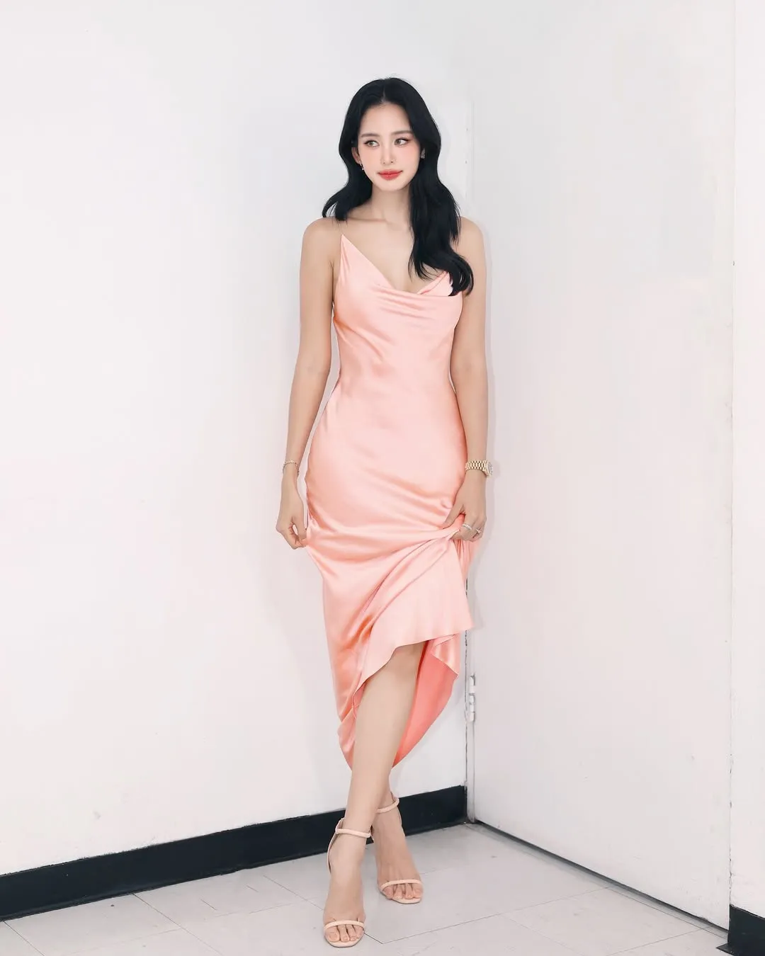 ไอเดีย ชุดไปงานแต่งสีชมพู “เดรสเข้ารูปสายเดี่ยว”