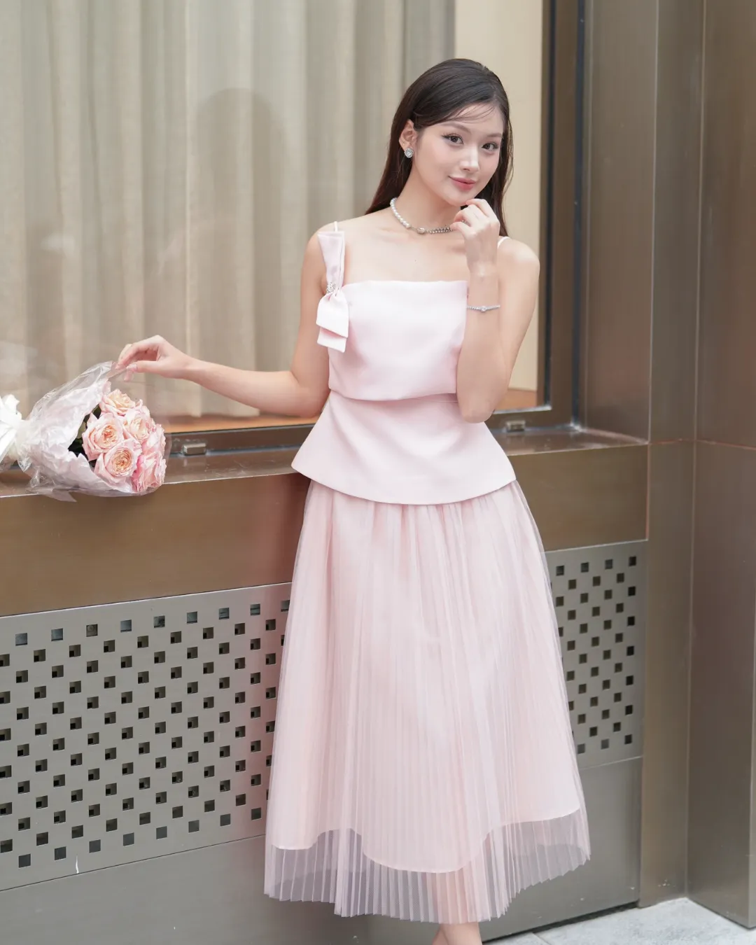 ไอเดีย ชุดไปงานแต่งสีชมพู “เซตเสื้อสายเดี่ยวสีครีมชมพู และกระโปรงพลีท”