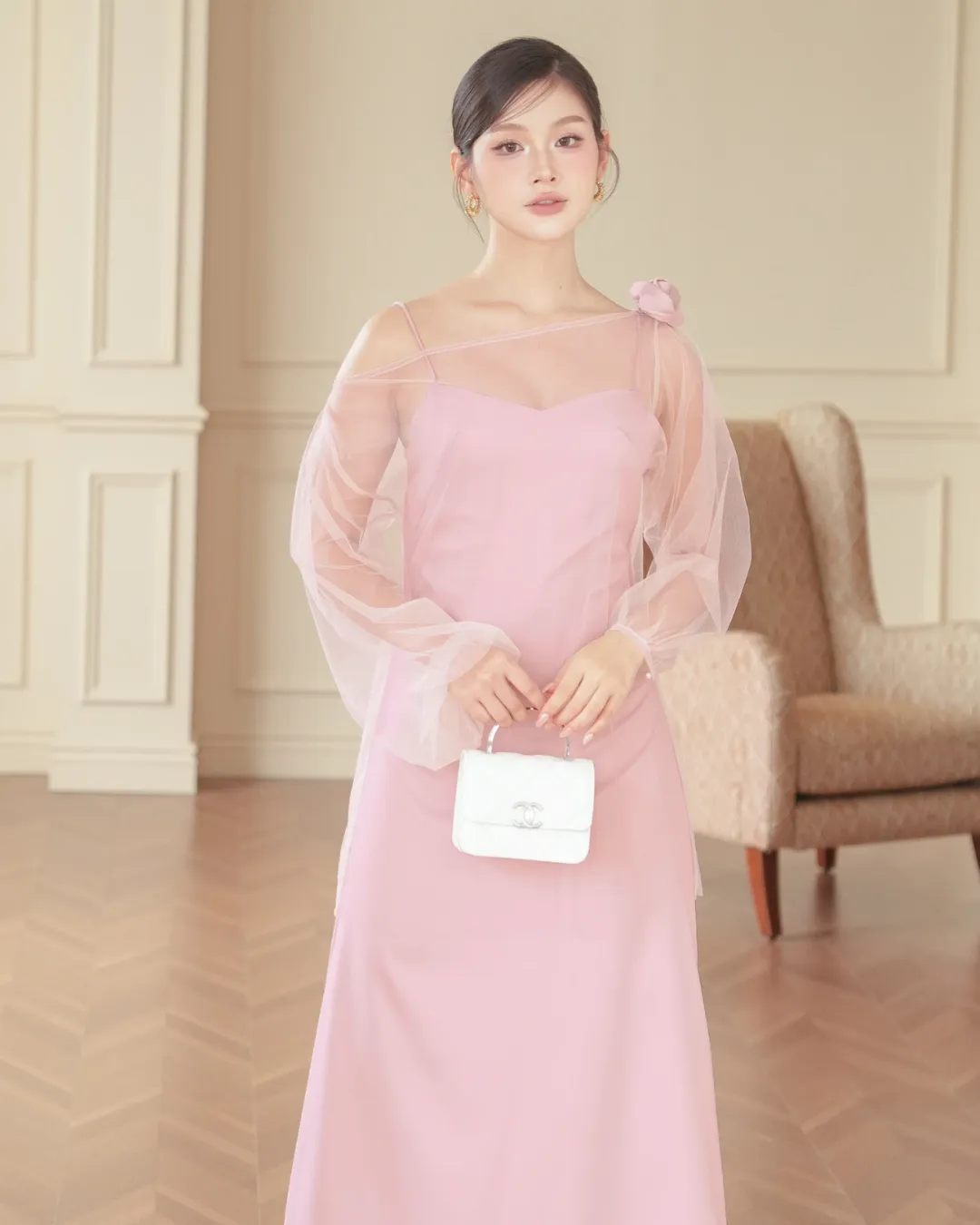 ไอเดีย ชุดไปงานแต่งสีชมพู “เดรสผ้าซาติน พร้อมเสื้อคลุมซีทรู”