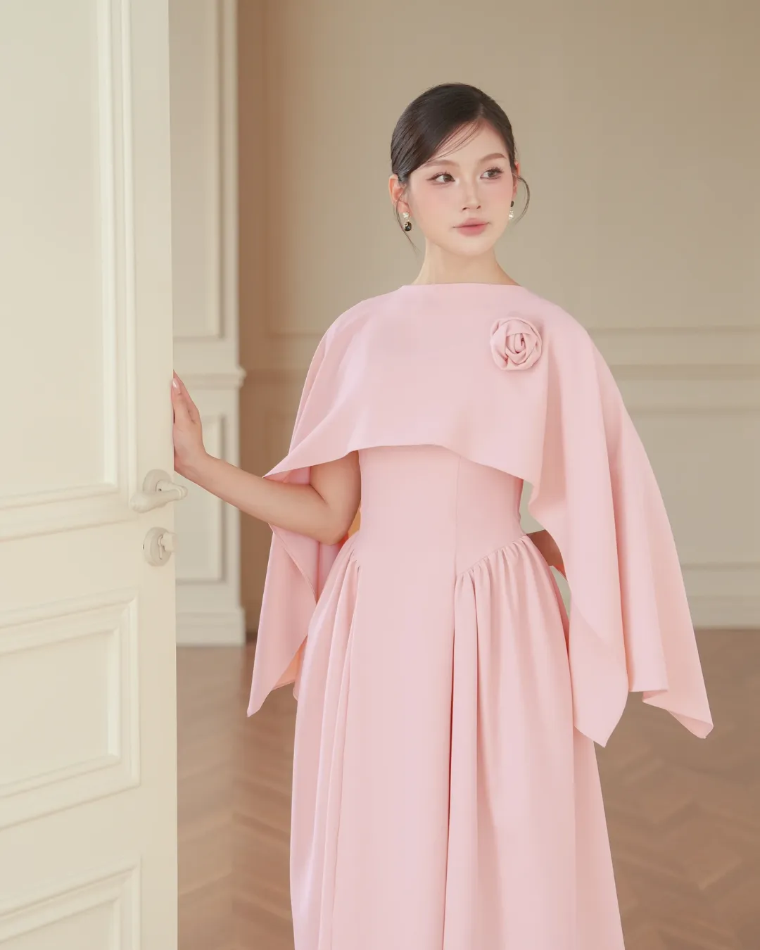 ไอเดีย ชุดไปงานแต่งสีชมพู “เดรสแขนกุดทรงเข้ารูป พร้อมผ้าคลุม”