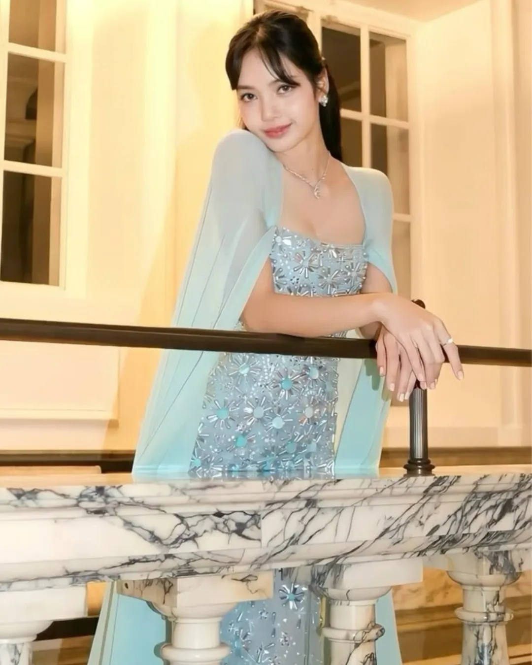 ไอเดีย ชุดราตรี ปิดแขน “เดรสเกาะอกดีเทลปักเลื่อม ผ้าคลุมไหล่ชีฟอง” เดรสเกาะอกดีเทลปักเลื่อม ผ้าคลุมไหล่ชีฟอง