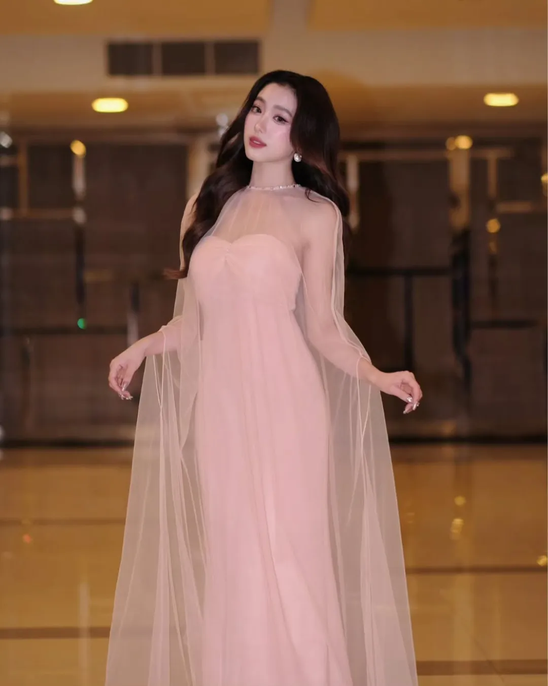 ไอเดีย ชุดราตรี ปิดแขน “เดรสเกาะอก พร้อมผ้าคุลมโปร่งแสง” เดรสเกาะอก พร้อมผ้าคุลมโปร่งแสง