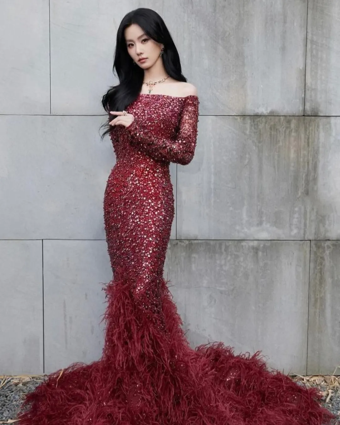 ไอเดีย ชุดราตรี ปิดแขน “เดรสทรงนางเงือกสีแดงเข้ม” เดรสทรงนางเงือกสีแดงเข้ม