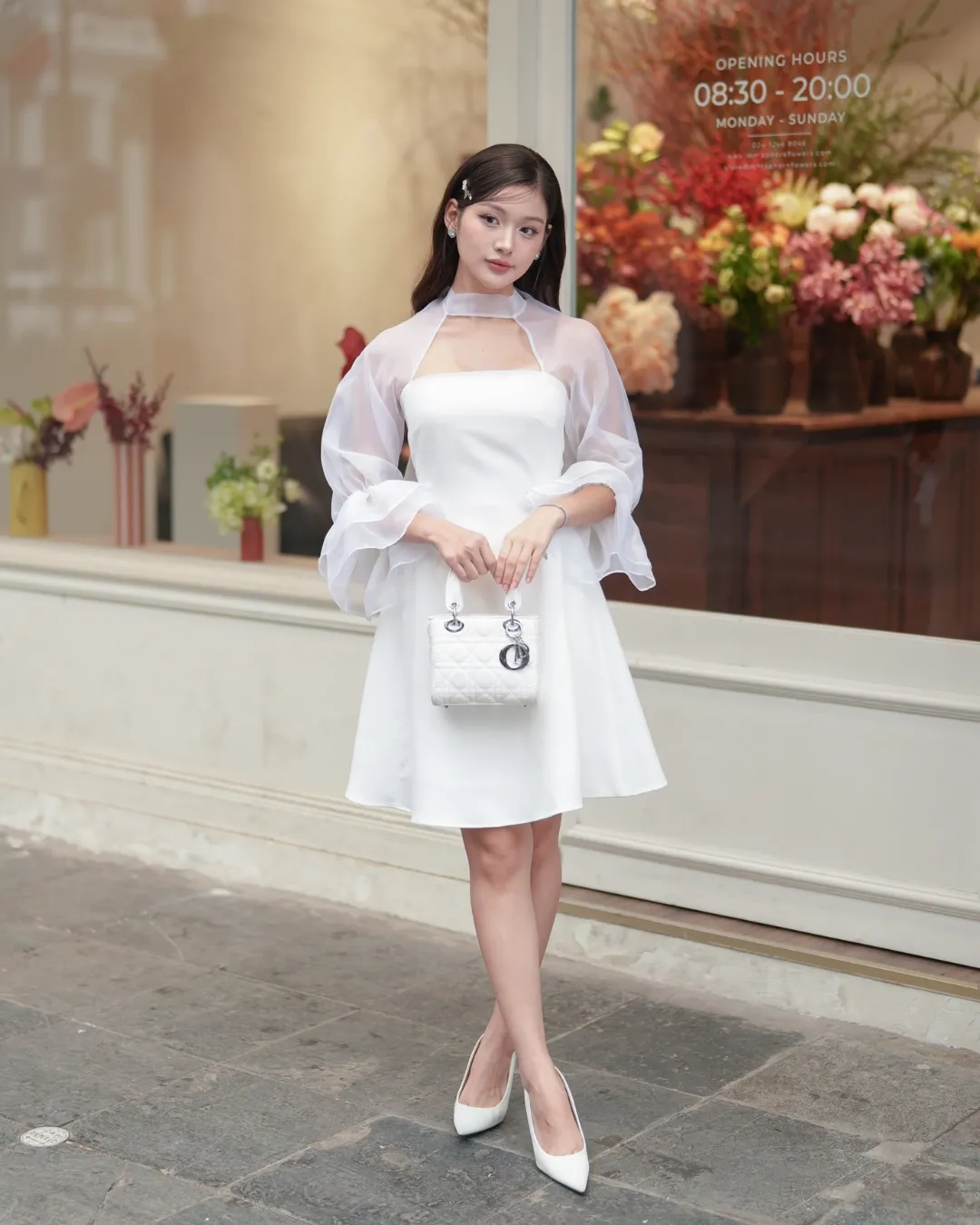 เดรสสายเดี่ยวสีทอง–สีเบจ พร้อมเสื้อคลุมผ้าตาข่าย