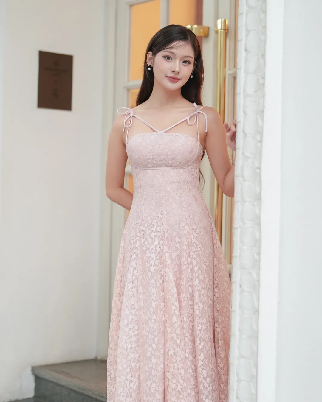เดรสยาวสีดำ ดีไซน์เปิดไหล่สีขาว