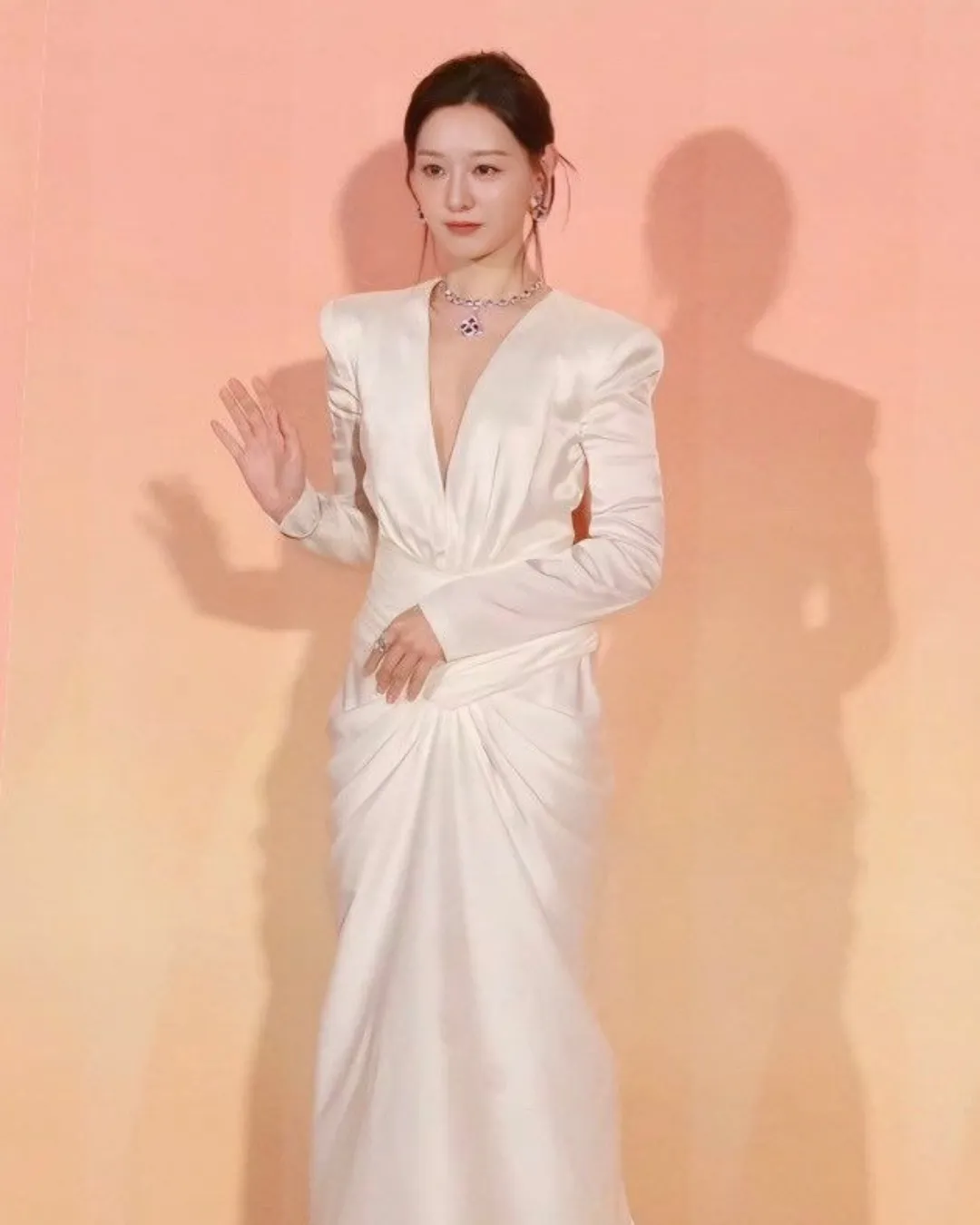เดรสซาตินสีทอง ดีไซน์ปาดไหล่